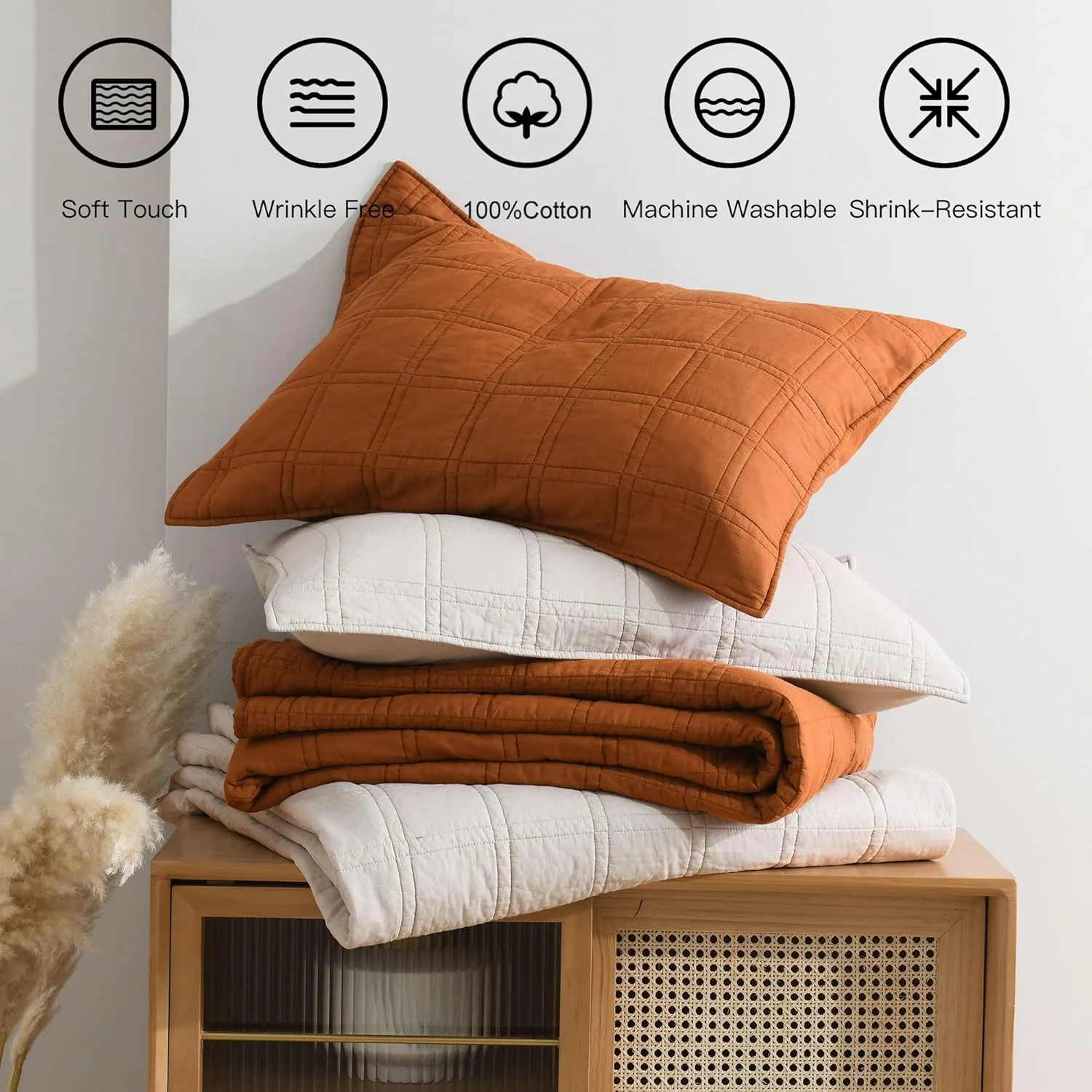 روتختی لحافی پنبه‌ای سایز کوئین، رنگ بژ، ست ۳ تکه رو تختی سبک وزن و نرم با دوخت تزئینی به همراه ۲ روبالشتی با طرح هندسی به سبک روستیک مناسب تمام فصول