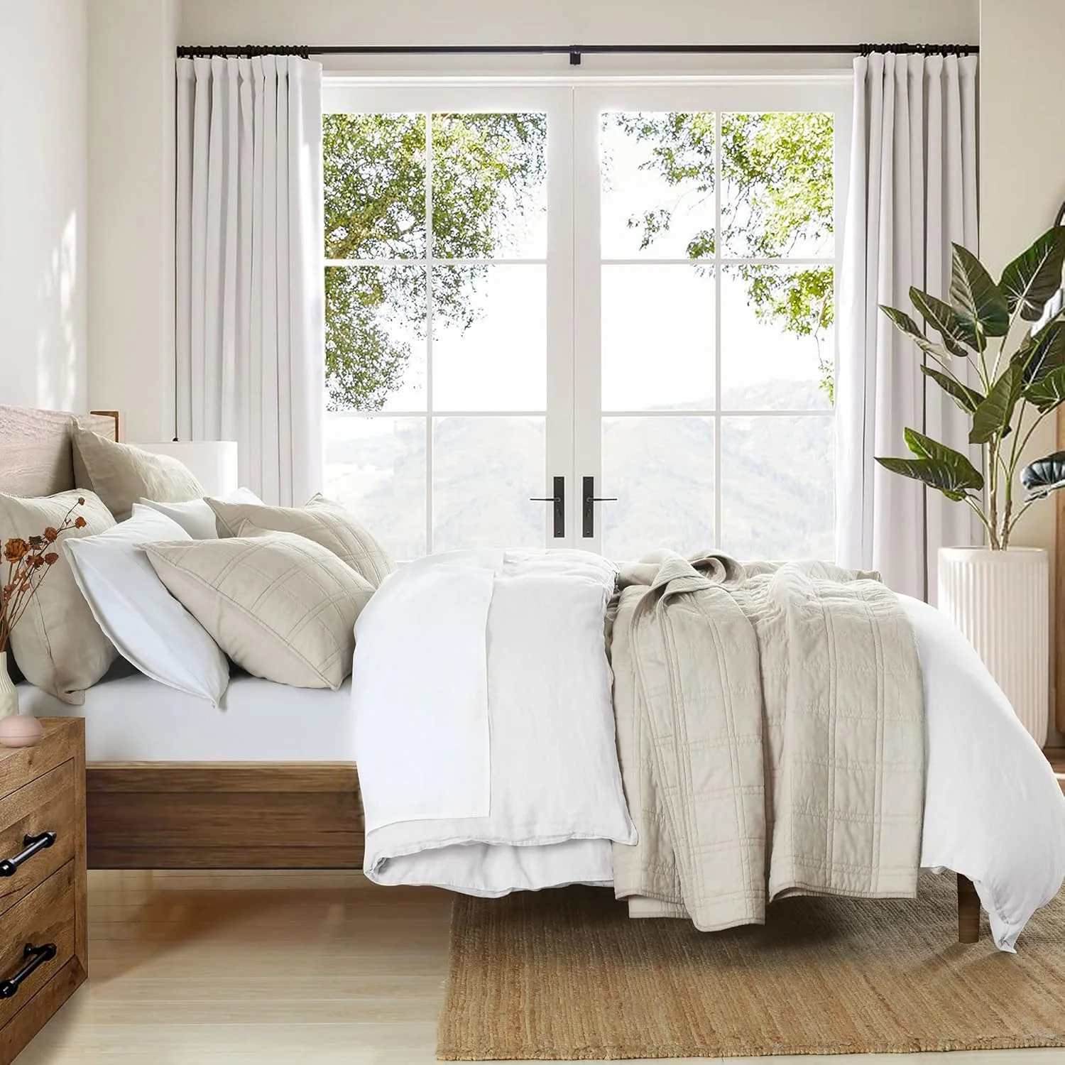 روتختی لحافی پنبه‌ای سایز کوئین، رنگ بژ، ست ۳ تکه رو تختی سبک وزن و نرم با دوخت تزئینی به همراه ۲ روبالشتی با طرح هندسی به سبک روستیک مناسب تمام فصول