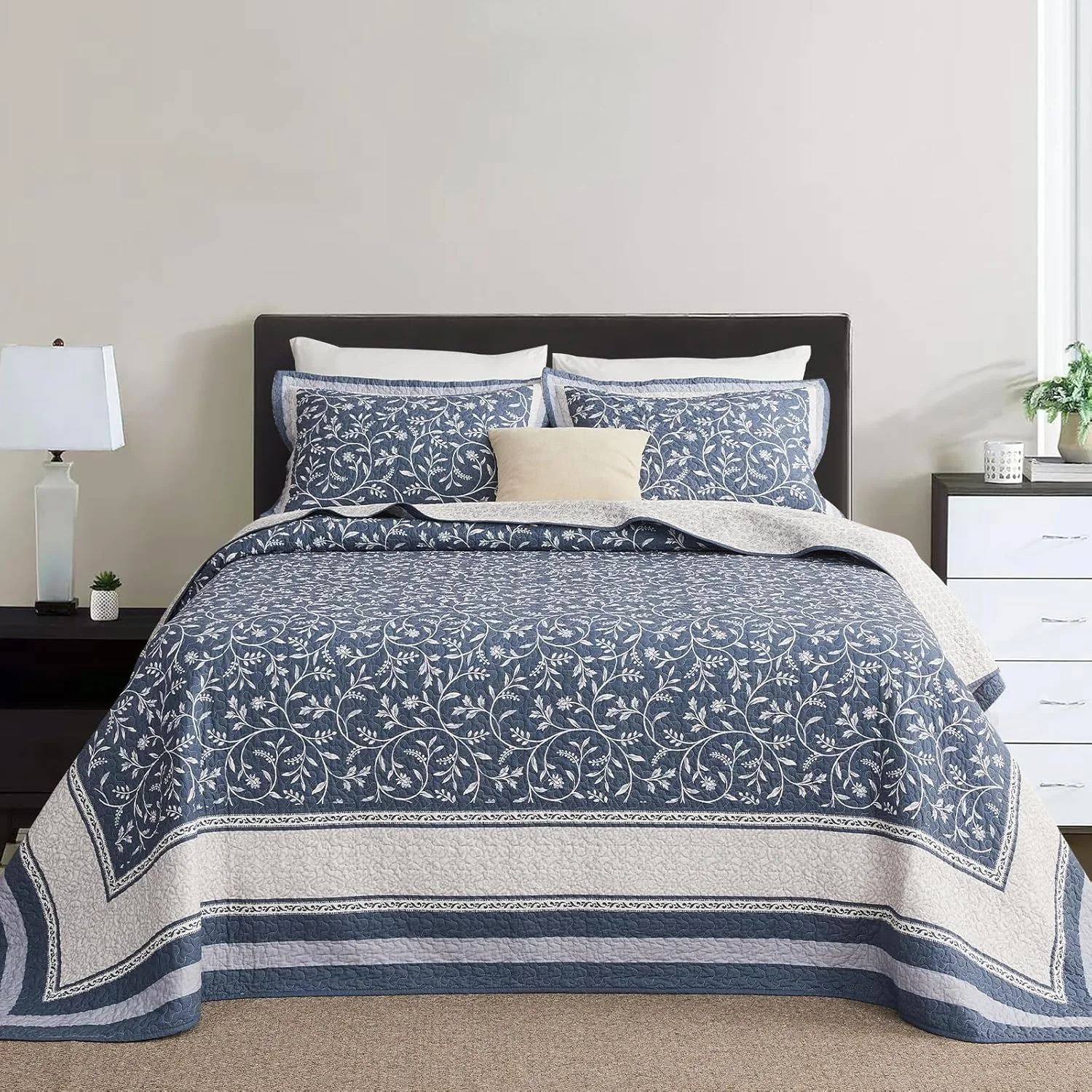 روتختی بزرگ کالیفرنیا کینگ CozyStitch - رو تختی لحافی سبک وزن 100% پنبه - ملحفه نرم و برگشت پذیر، طرح گل های گیاهی - شامل 1 روتختی (325x305 سانتی متر) + 2 روبالشی آبی-خاکستری روتختی بزرگ کالیفرنیا کینگ CozyStitch - رو تختی لحافی سبک وزن 100% پنبه - ملحفه نرم و برگشت پذیر، طرح گل های گیاهی - شامل 1 روتختی (325x305 سانتی متر) + 2 روبالشی آبی-خاکستری