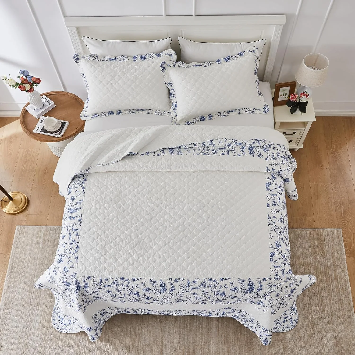 روتختی گلدار CozyStitch سایز بزرگ 259x305 سانتی متر مناسب تخت کوئین، لحاف کوئین سایز بزرگ 100% پنبه با 2 روبالشتی، ست رو تختی لحافی سبک وزن طرح خانه روستایی، سفید/آبی، 3 تکه روتختی گلدار CozyStitch سایز بزرگ 259x305 سانتی متر مناسب تخت کوئین، لحاف کوئین سایز بزرگ 100% پنبه با 2 روبالشتی، ست رو تختی لحافی سبک وزن طرح خانه روستایی، سفید/آبی، 3 تکه