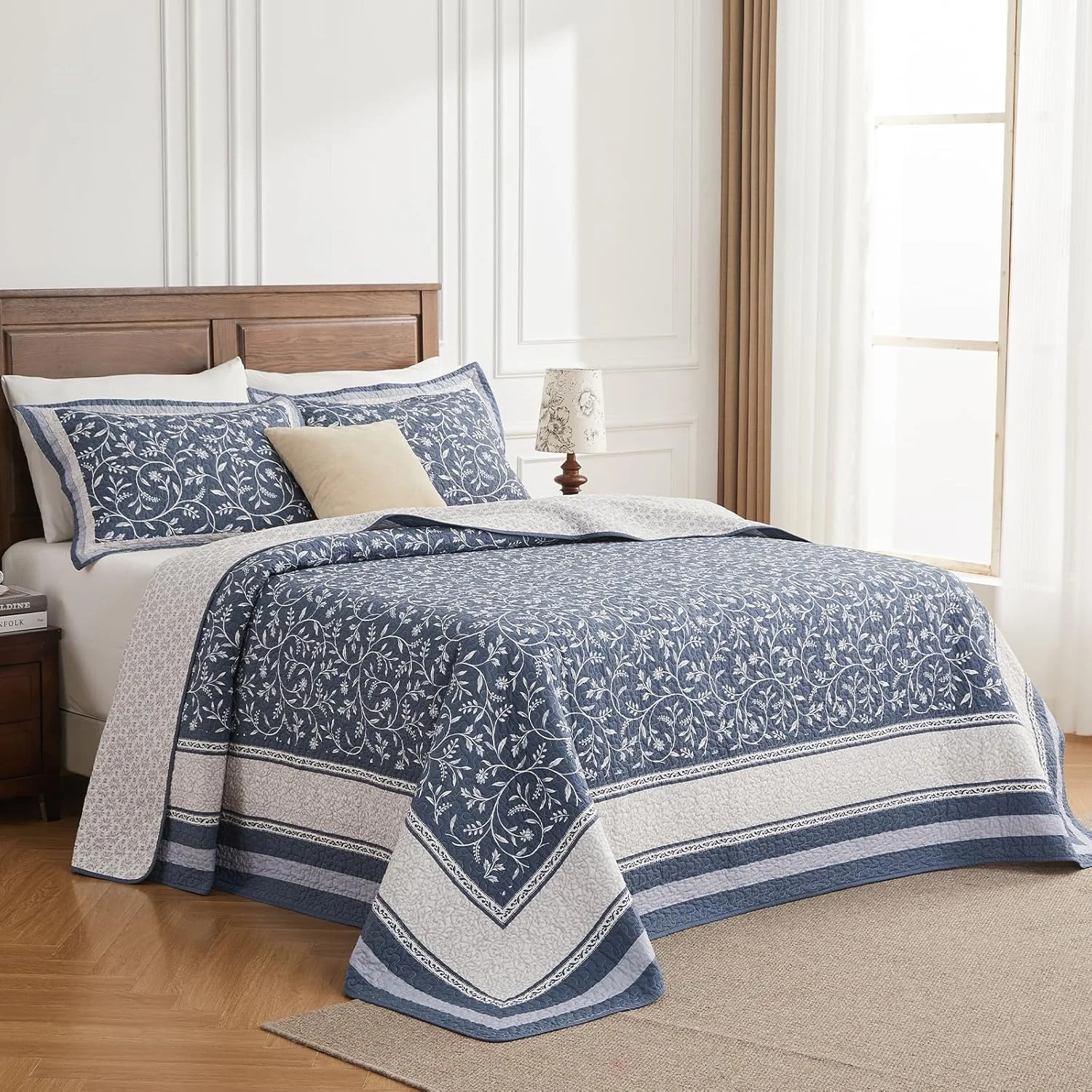 روتختی بزرگ کالیفرنیا کینگ CozyStitch - رو تختی لحافی سبک وزن 100% پنبه - ملحفه نرم و برگشت پذیر، طرح گل های گیاهی - شامل 1 روتختی (325x305 سانتی متر) + 2 روبالشی آبی-خاکستری