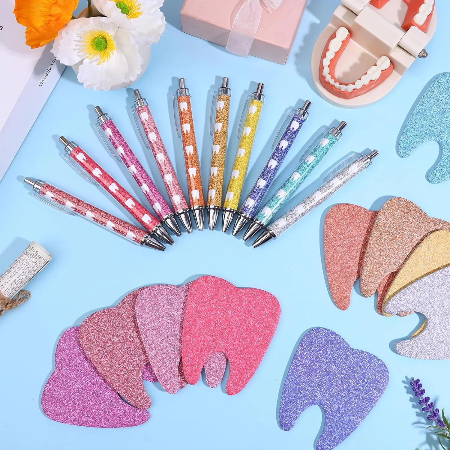 مجموعه هدیه ۴۸ عددی دندانپزشکی شامل خودکار توپی جمع شونده با جوهر مشکی و یادداشت چسبان با طرح دندان، مناسب برای ماه بهداشت دهان و دندان