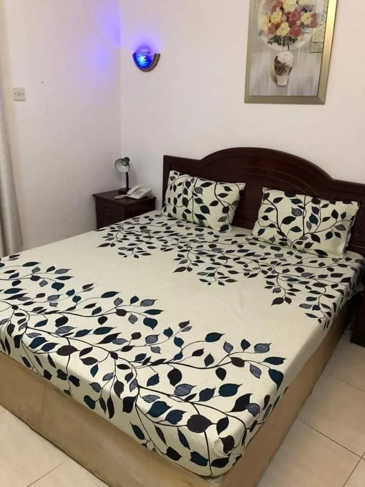 ملحفه کشدار نخی نرم طرح گلدار یکنفره 90x190x20 با قابلیت شستشو به همراه 2 روبالشی 75x51 سانتیمتری با جنس الاستیک عالی و لبههای عمیق، ست 3 تکه (یکنفره) ملحفه کشدار نخی نرم طرح گلدار یکنفره 90x190x20 با قابلیت شستشو به همراه 2 روبالشی 75x51 سانتیمتری با جنس الاستیک عالی و لبههای عمیق، ست 3 تکه (یکنفره)