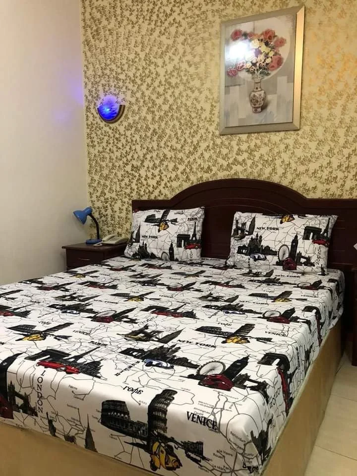 ملحفه کشدار پنبهای نرم پنج ستاره، یکنفره، 150x190x20، قابل شستشو، به همراه 2 روبالشی با کش بسیار باکیفیت (Queen) ملحفه کشدار پنبهای نرم پنج ستاره، یکنفره، 150x190x20، قابل شستشو، به همراه 2 روبالشی با کش بسیار باکیفیت (Queen)