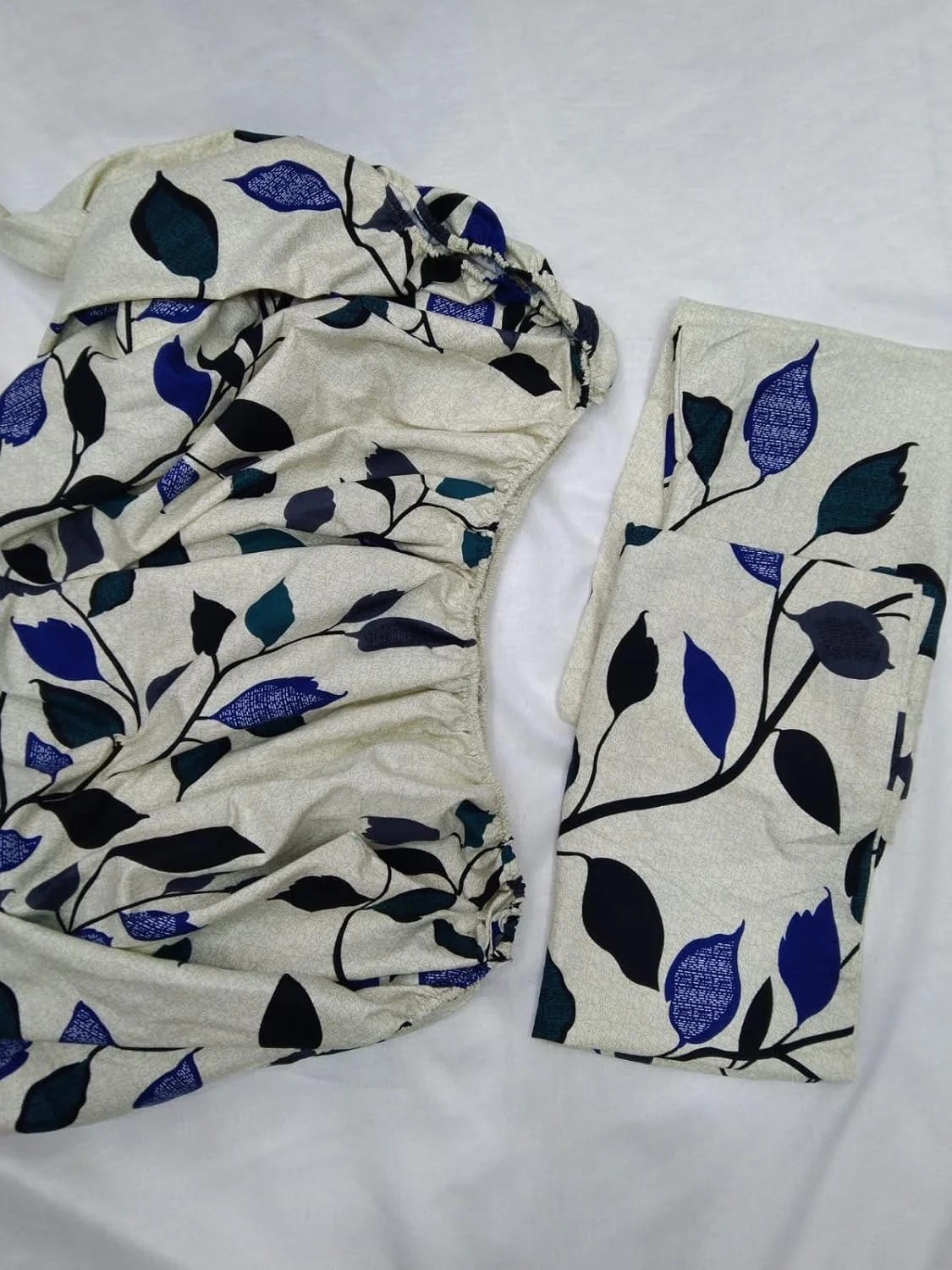 ملحفه کش‌دار نخی نرم طرح گل‌دار یک‌نفره 90x190x20 با قابلیت شستشو به همراه 2 روبالشی 75x51 سانتی‌متری با جنس الاستیک عالی و لبه‌های عمیق، ست 3 تکه (یک‌نفره)