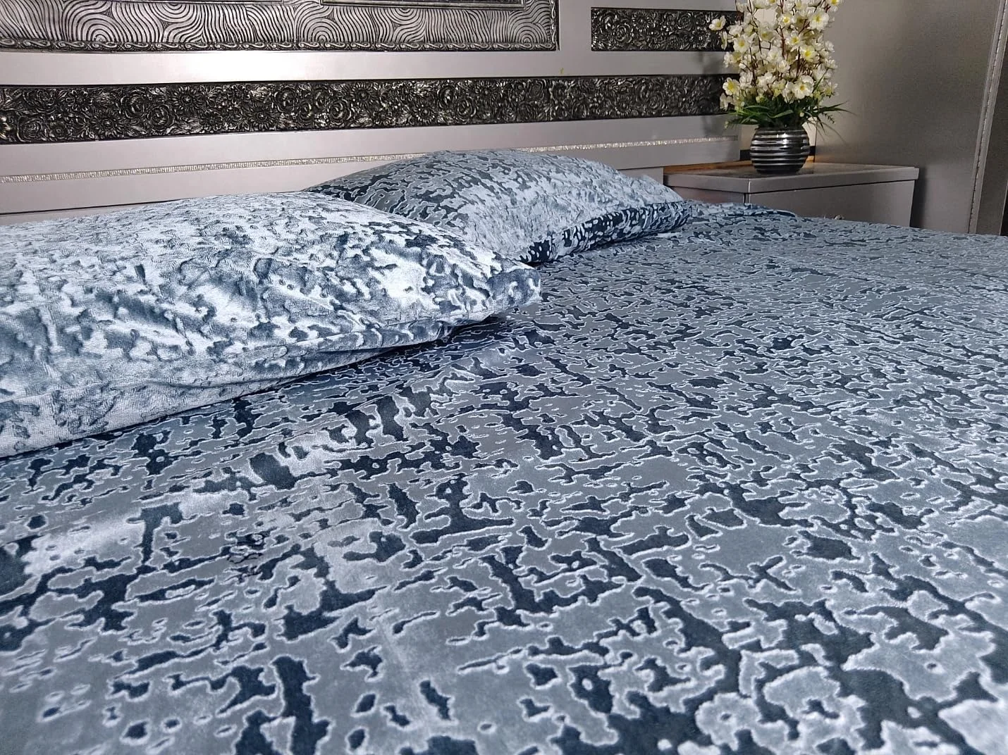 ست ملحفه سه تکه لوکس احمدور - سایز کامل - خاکستری تیره نرم با طرح مخملی انتزاعی مشکی - پارچه ممتاز برای دکوراسیون اتاق خواب شیک