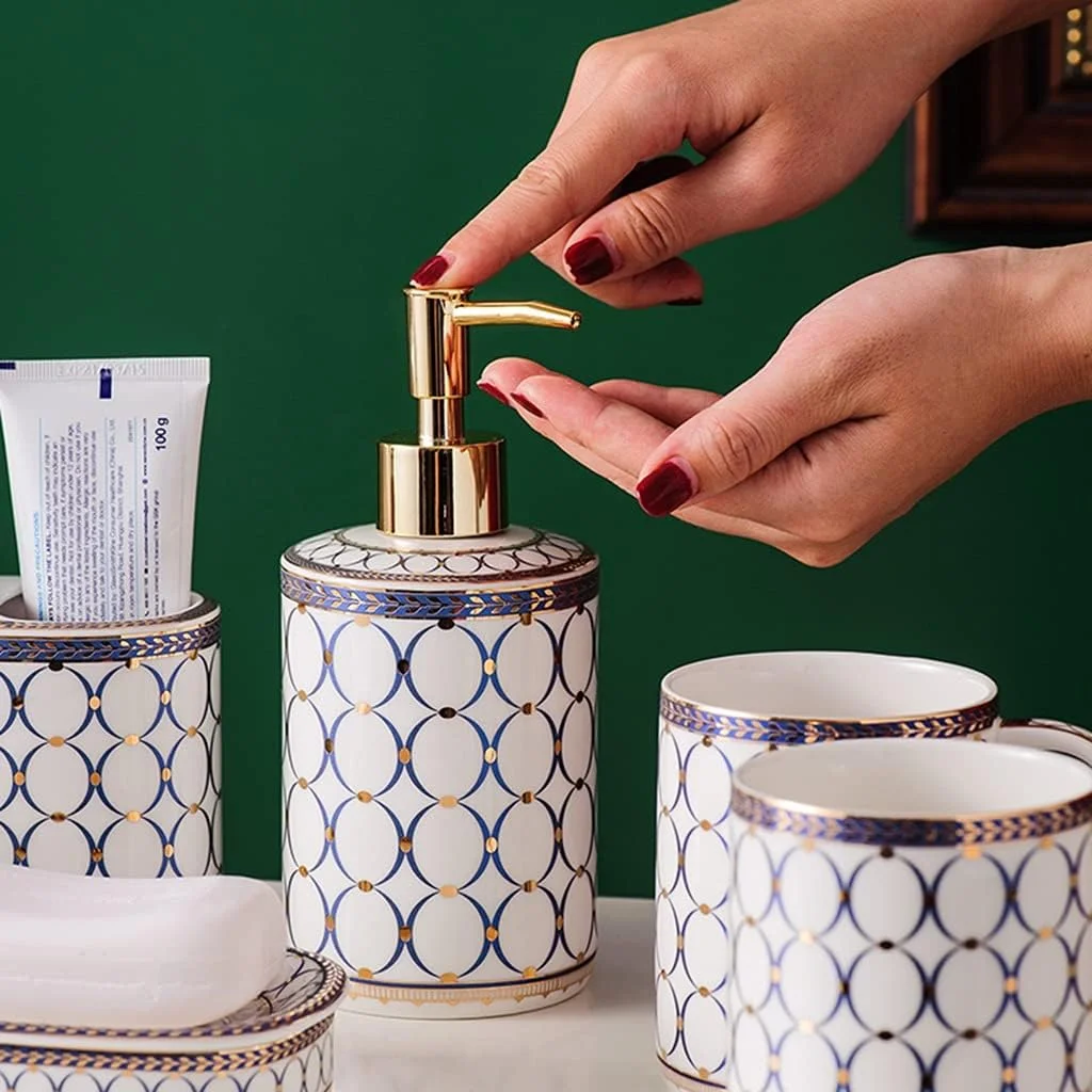 ست لوازم جانبی حمام 6 تکه، ست سرامیکی هندسی شامل جای مایع دستشویی، جا مسواکی به همراه سینی حمام (رنگ: آبی، سایز: ست 6 تکه) ست لوازم جانبی حمام 6 تکه، ست سرامیکی هندسی شامل جای مایع دستشویی، جا مسواکی به همراه سینی حمام (رنگ: آبی، سایز: ست 6 تکه)