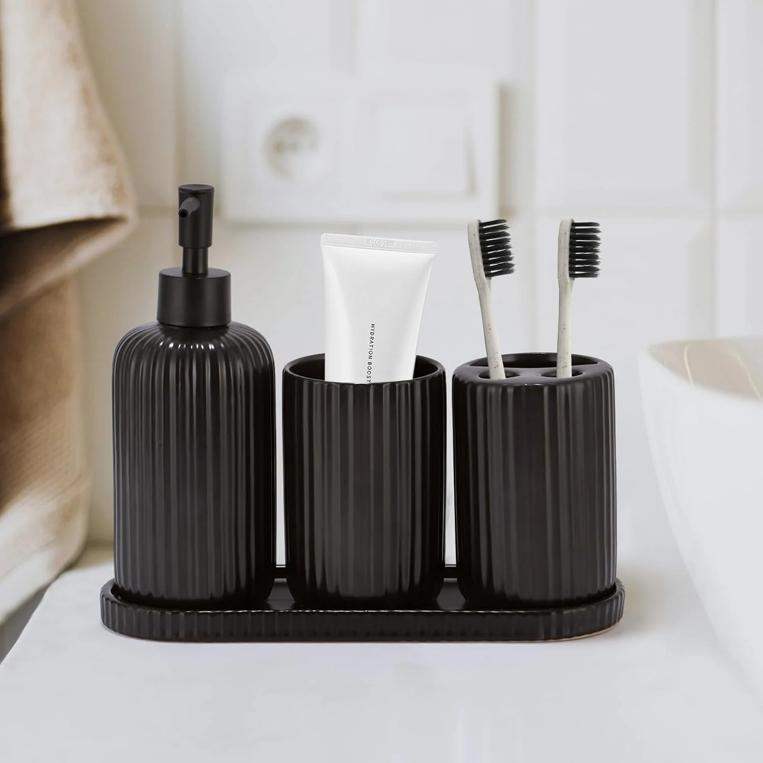 ست لوازم جانبی حمام مشکی، طرح راه راه، ست 4 تکه سرامیکی کامل - جا مسواکی، جا مایع صابون، سینی روشویی، لیوان مسواک، دکور شیک حمام مشکی، هدیه خانه نویی