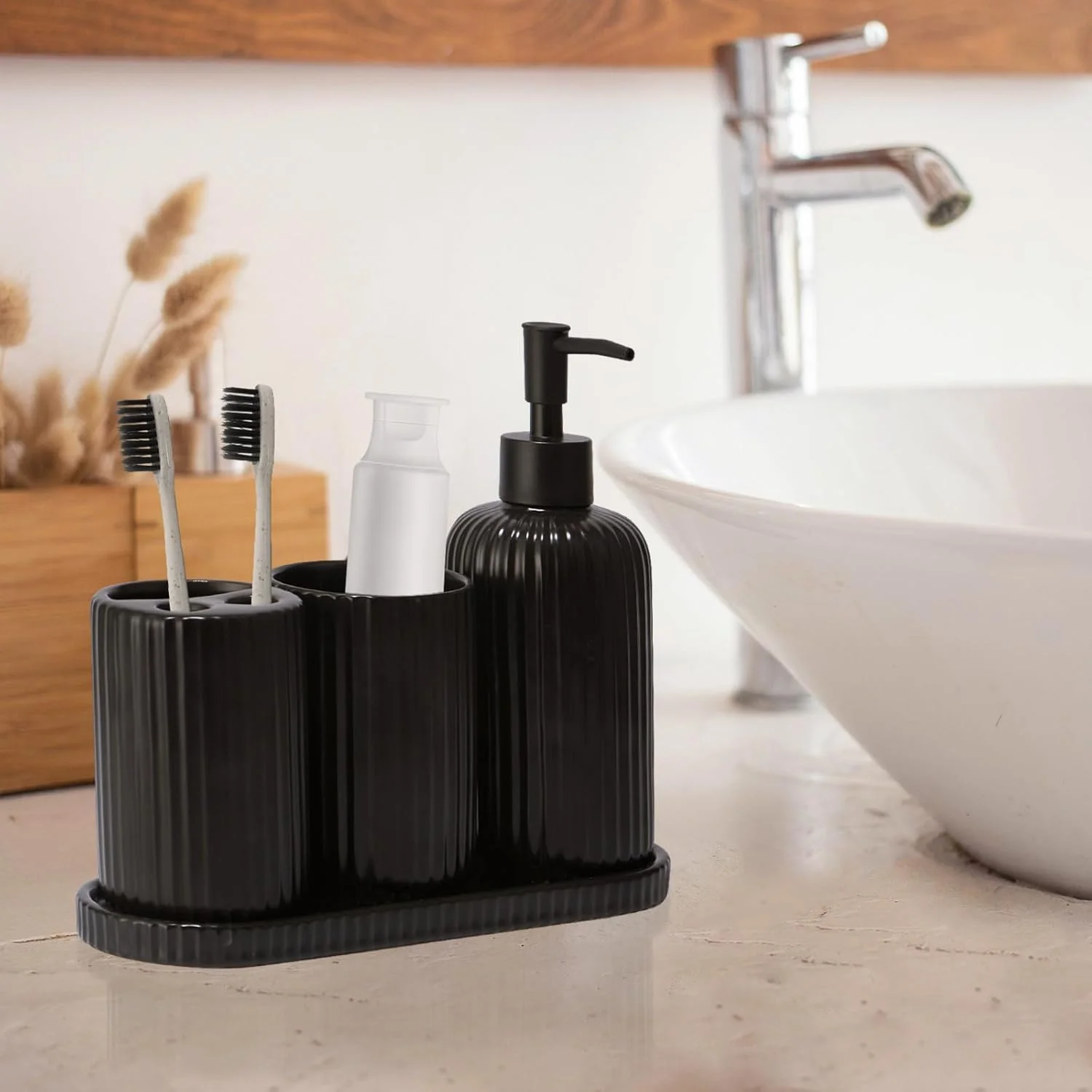 ست لوازم جانبی حمام مشکی، طرح راه راه، ست 4 تکه سرامیکی کامل - جا مسواکی، جا مایع صابون، سینی روشویی، لیوان مسواک، دکور شیک حمام مشکی، هدیه خانه نویی