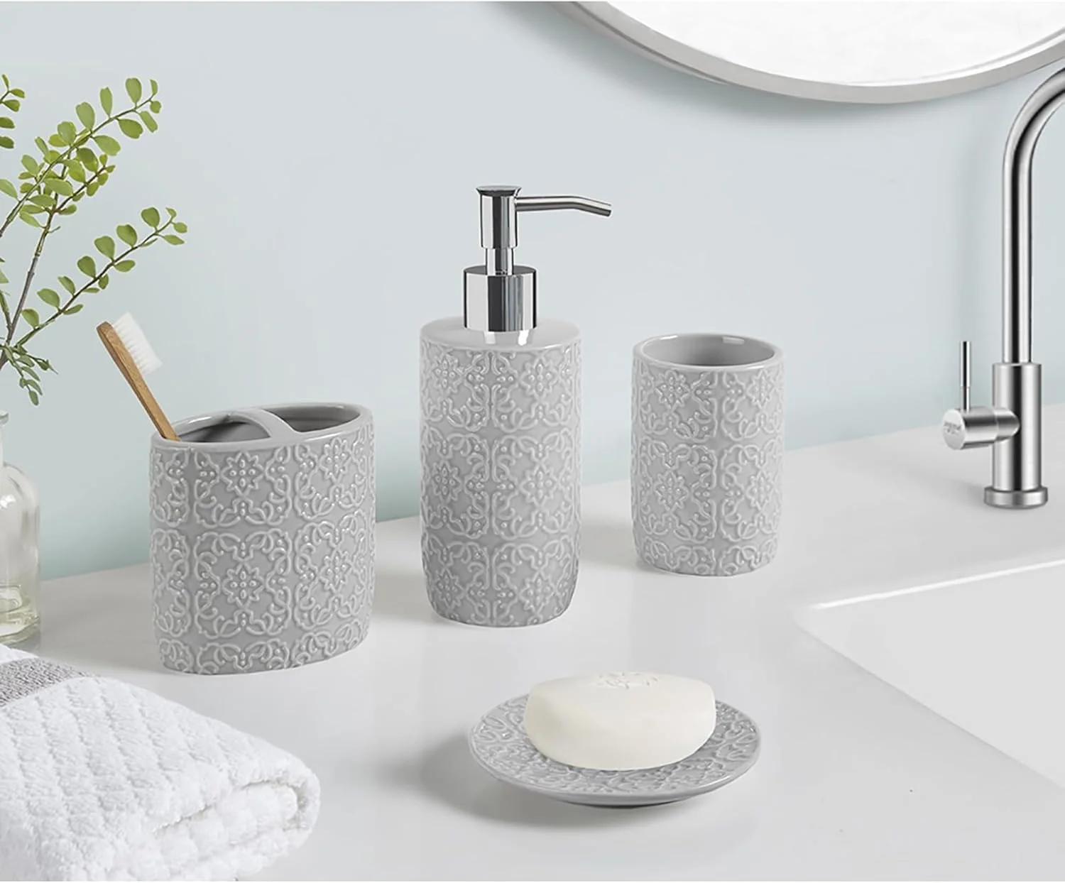 ست لوازم جانبی سرامیکی حمام مارتا استوارت، سازمان دهنده لوازم آرایشی، طرح برجسته گل و بوته، جا مایع/صابون، جا مسواکی، لیوان، ظرف جواهرات، سایزهای مختلف خاکستری