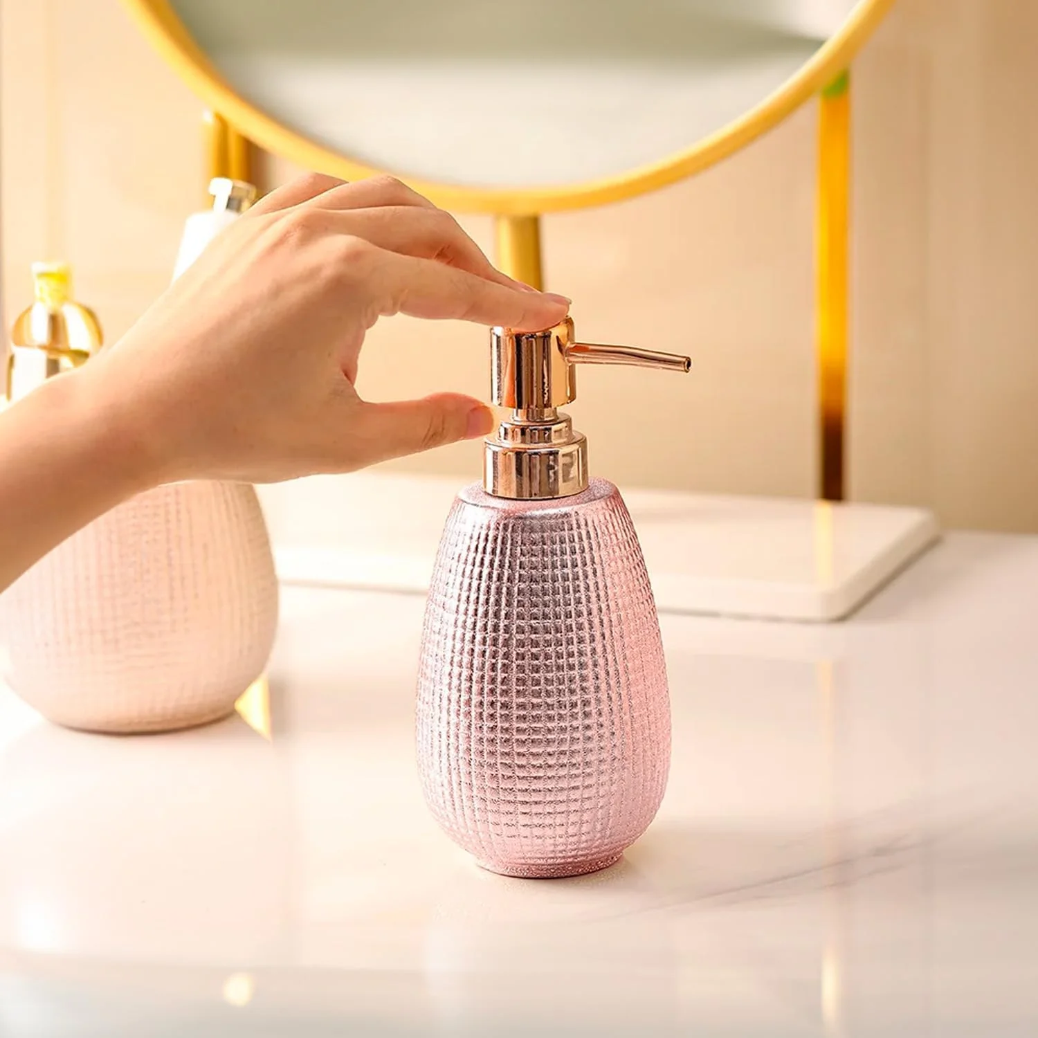 ست لوازم جانبی حمام سرامیکی رز گلد آویلا 4 تکه شامل جا مایع اکلیلی، جا مسواکی، جا صابونی و برس توالت