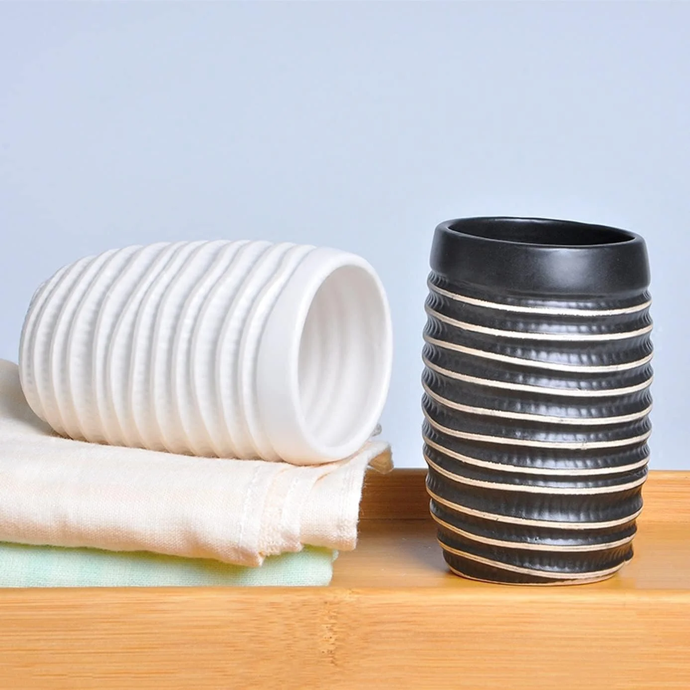 ست لوازم جانبی حمام بافت دار فشن AVLUZ، ست 6 تکه دکوری سرامیکی حمام با پخش کننده لوسیون، جا مسواکی، 2 لیوان، جا صابونی و سینی (رنگ: سفید، سایز: A)