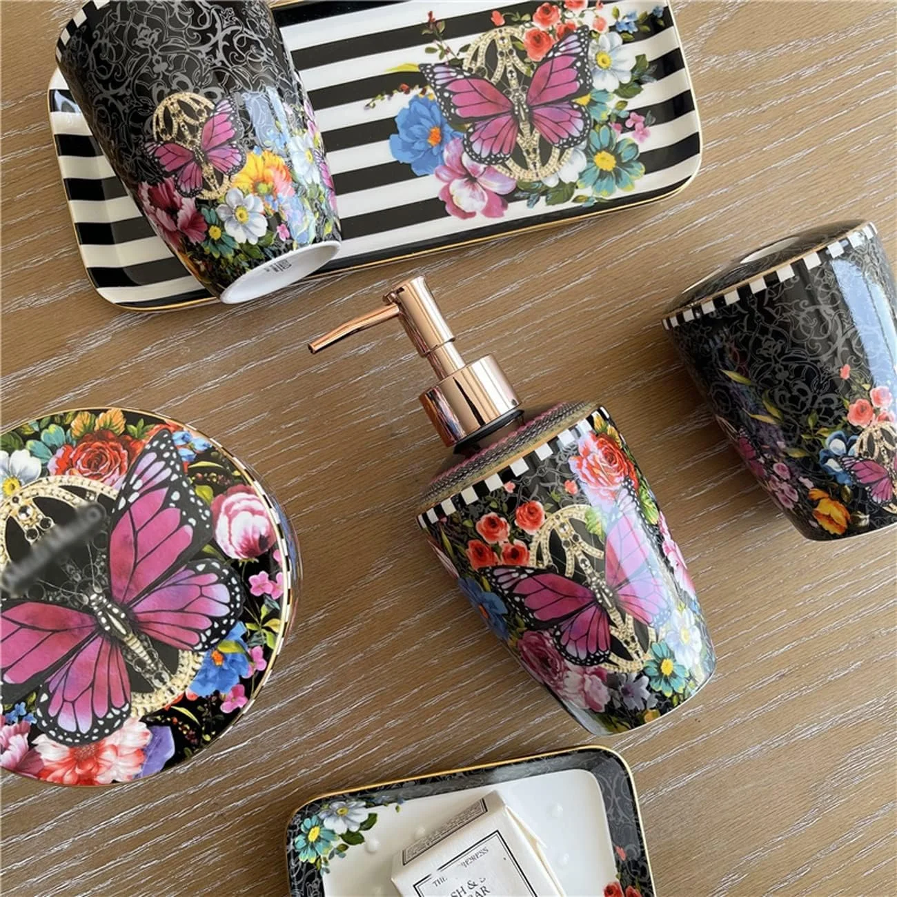 ست لوازم جانبی سرامیکی حمام AVLUZ، ست 6 تکه دکوری نفیس حمام با طرح دستی، شامل جا مایع لوسیون، جا مسواکی، لیوان، مخزن نگهداری، جا صابونی و سینی