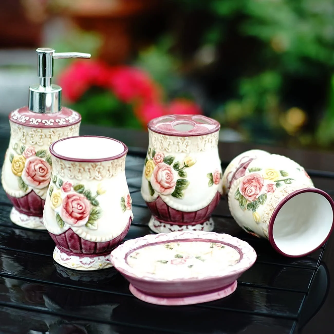 ست لوازم جانبی حمام 5 تکه AVLUZ، ست دکوری سرامیکی حمام با طرح گل رز، شامل جا مایع لوسیون، جا مسواکی، 2 عدد لیوان، جا صابونی