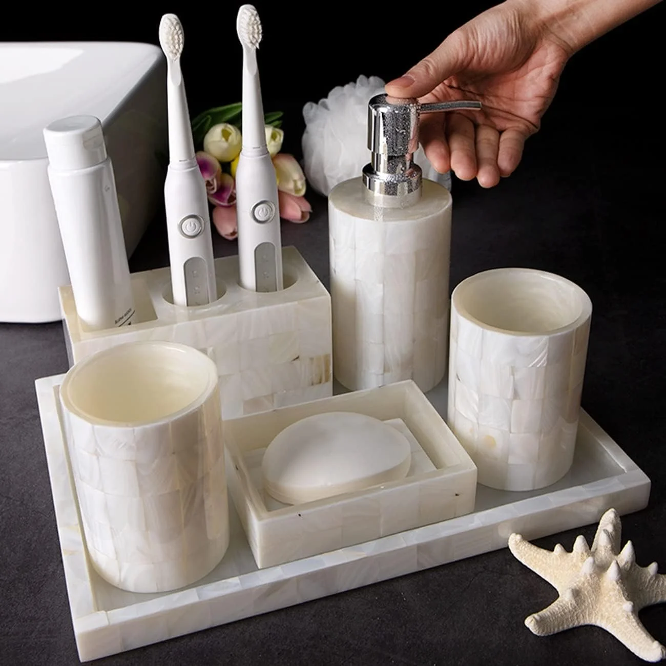 ست لوازم جانبی حمام رزینی طرح صدف AVLUZ، ست 5 تکه لوکس برای تزئین رویه روشویی شامل جا مایع لوسیون، جا مسواکی، 2 لیوان، جا صابونی (اندازه: همراه با سینی)