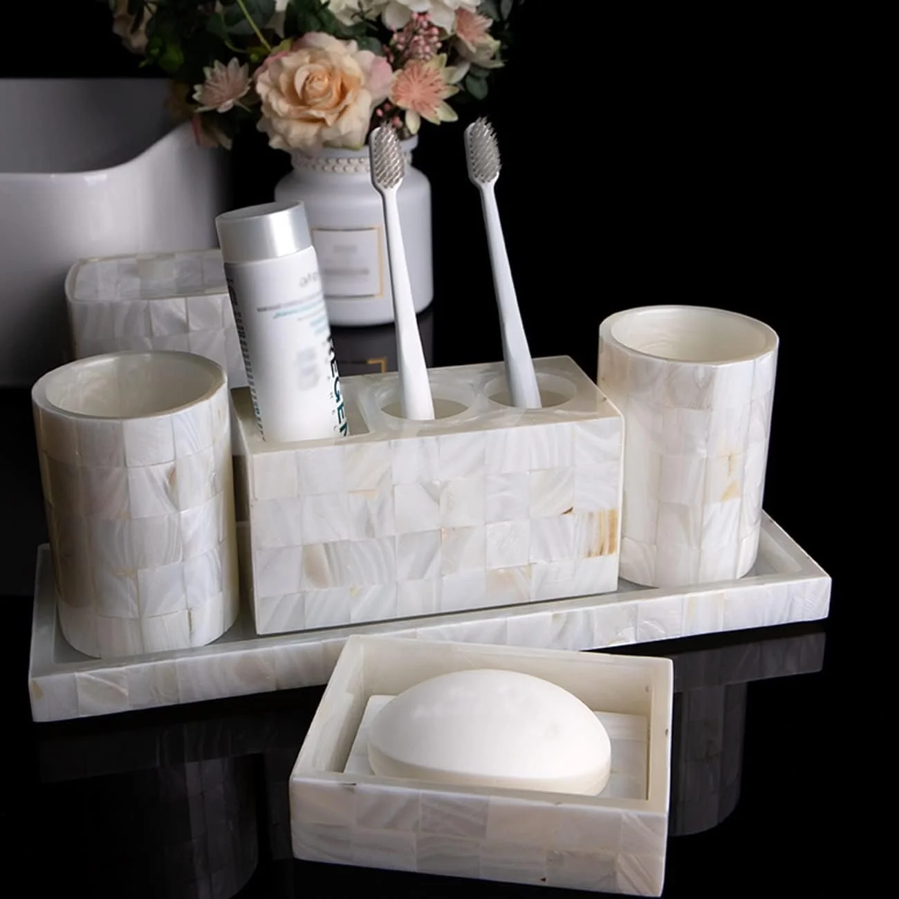 ست لوازم جانبی حمام رزینی طرح صدف AVLUZ، ست 5 تکه لوکس برای تزئین رویه روشویی شامل جا مایع لوسیون، جا مسواکی، 2 لیوان، جا صابونی (اندازه: همراه با سینی)