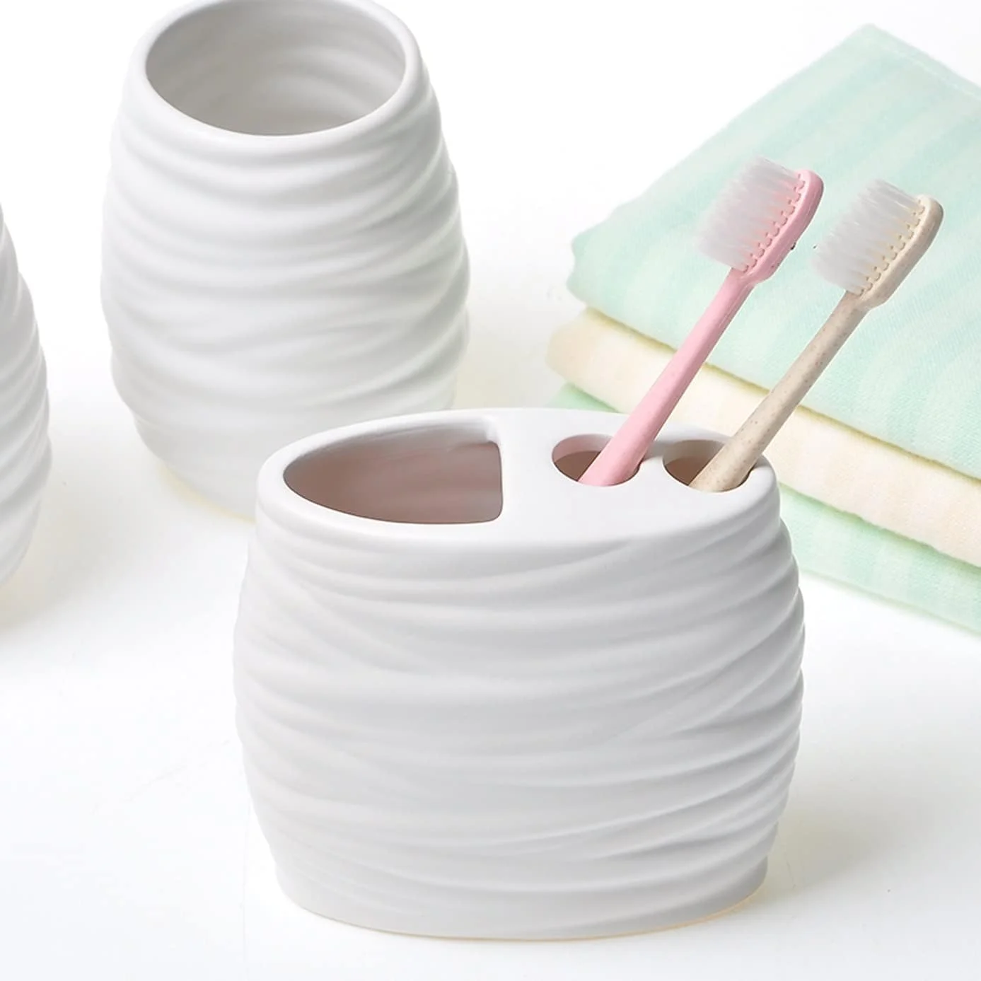 ست لوازم جانبی مدرن سرویس بهداشتی AVLUZ، ست کامل دکوری سرامیکی با بافت مارپیچی سفید شامل جا مایع لوسیون، جا مسواکی، 2 عدد لیوان، جا صابونی (رنگ: بدون سینی)