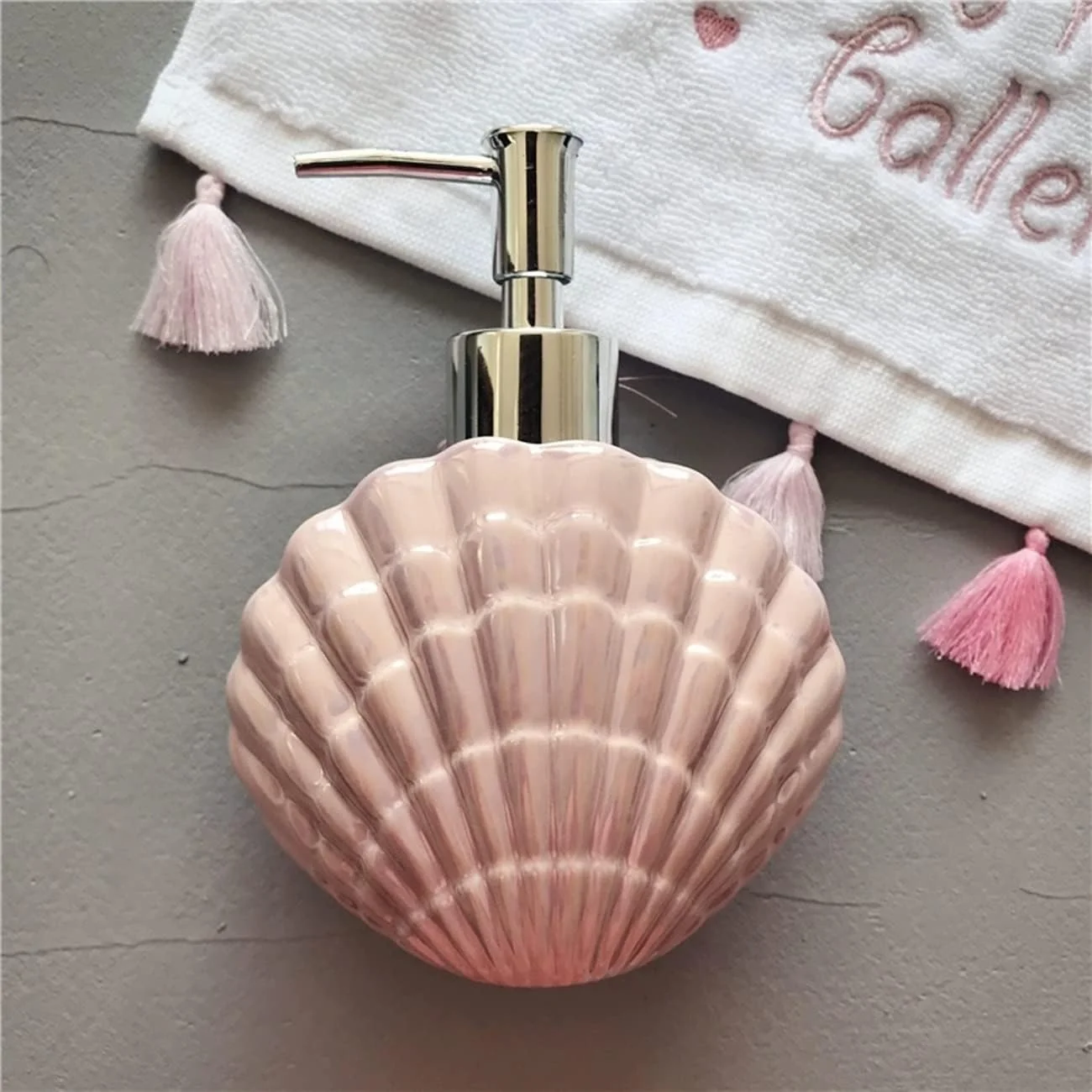 ست لوازم جانبی حمام طرح صدف AVLUZ، ست 5 تکه سرامیکی تزئینی برای پیشخوان روشویی شامل جا مایع لوسیون، جا مسواکی، 2 لیوان، جا صابونی