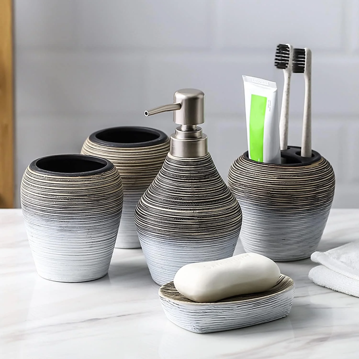 ست لوازم سرامیکی حمام به سبک اروپایی، ست لوازم جانبی حمام شامل جا مایع صابون، جا مسواکی، لیوان، جا صابونی، راه راه، ست لوازم جانبی حمام برای دکوراسیون شیک و قدیمی حمام
