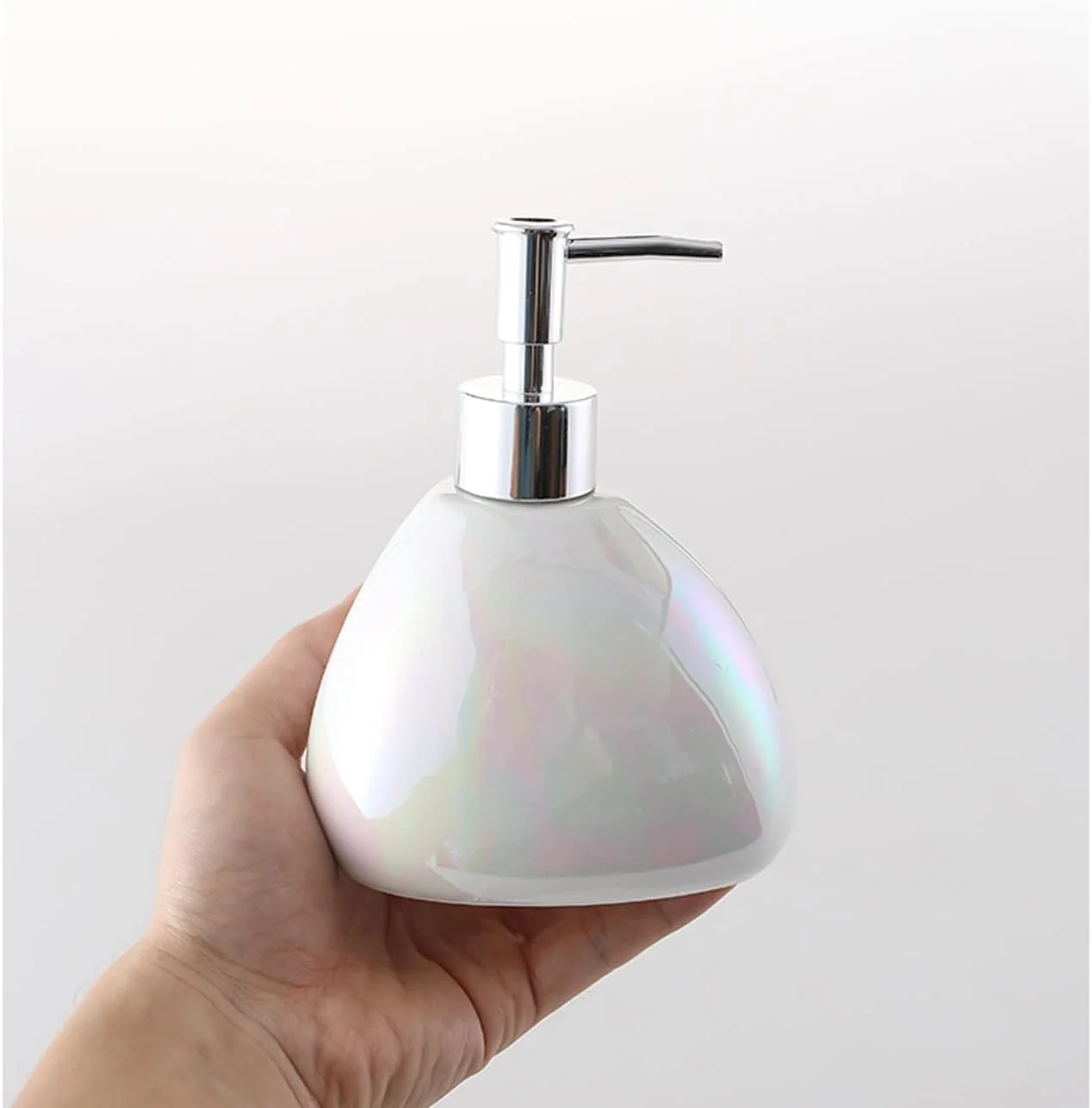 ست لوازم جانبی حمام مینیمال AVLUZ، دکوری شیک سرامیکی برای روی میز روشویی، هدیه ای با پخش کننده لوسیون، جا مسواکی، 2 لیوان، جا صابونی، سفید مات (سایز: همراه با سینی)