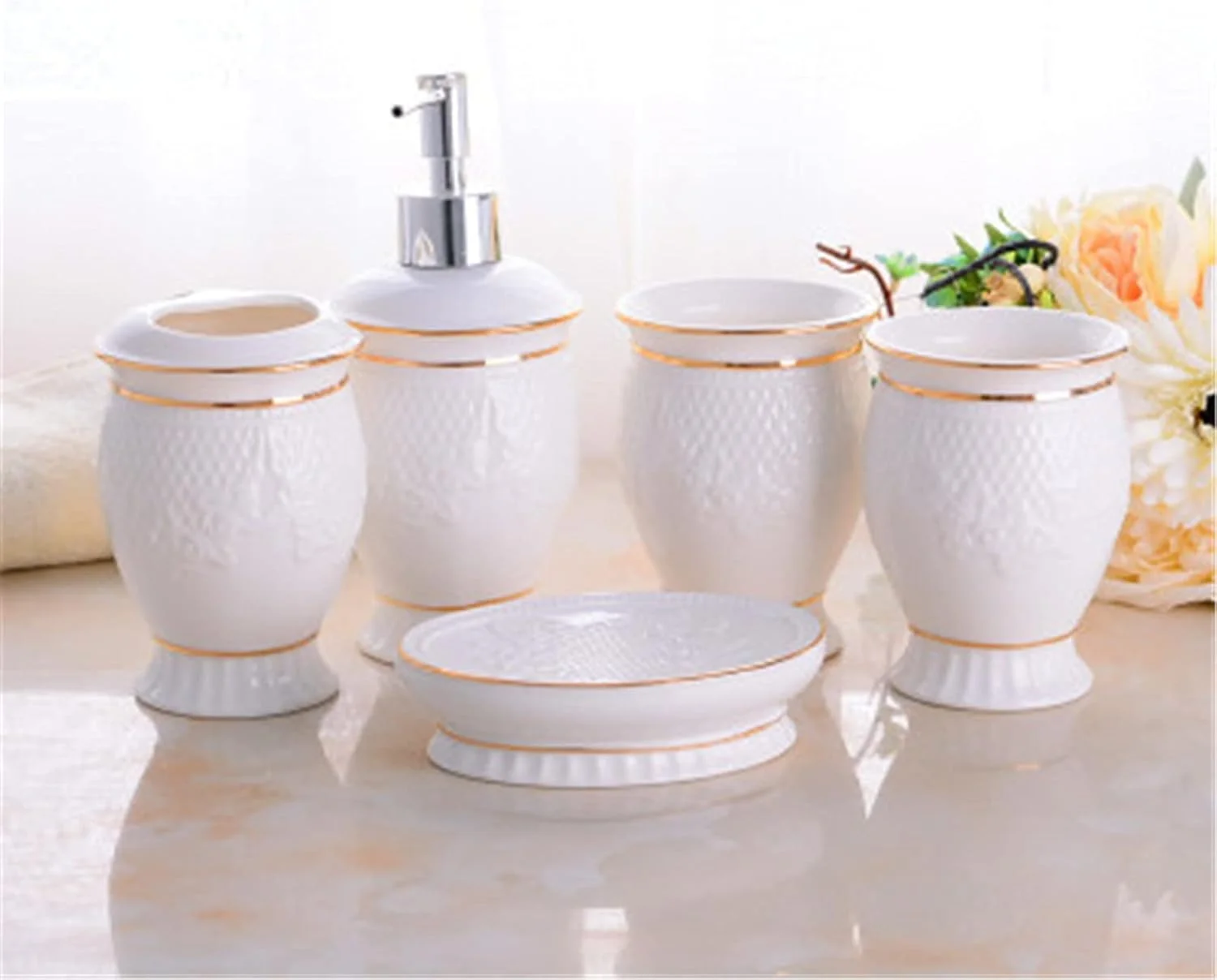 ست سرامیکی دست ساز حمام با گل رز برجسته طلایی، ست پنج تکه لوازم بهداشتی سرامیکی مناسب خانه و هتل (رنگ: سفید، سایز: تک سایز)