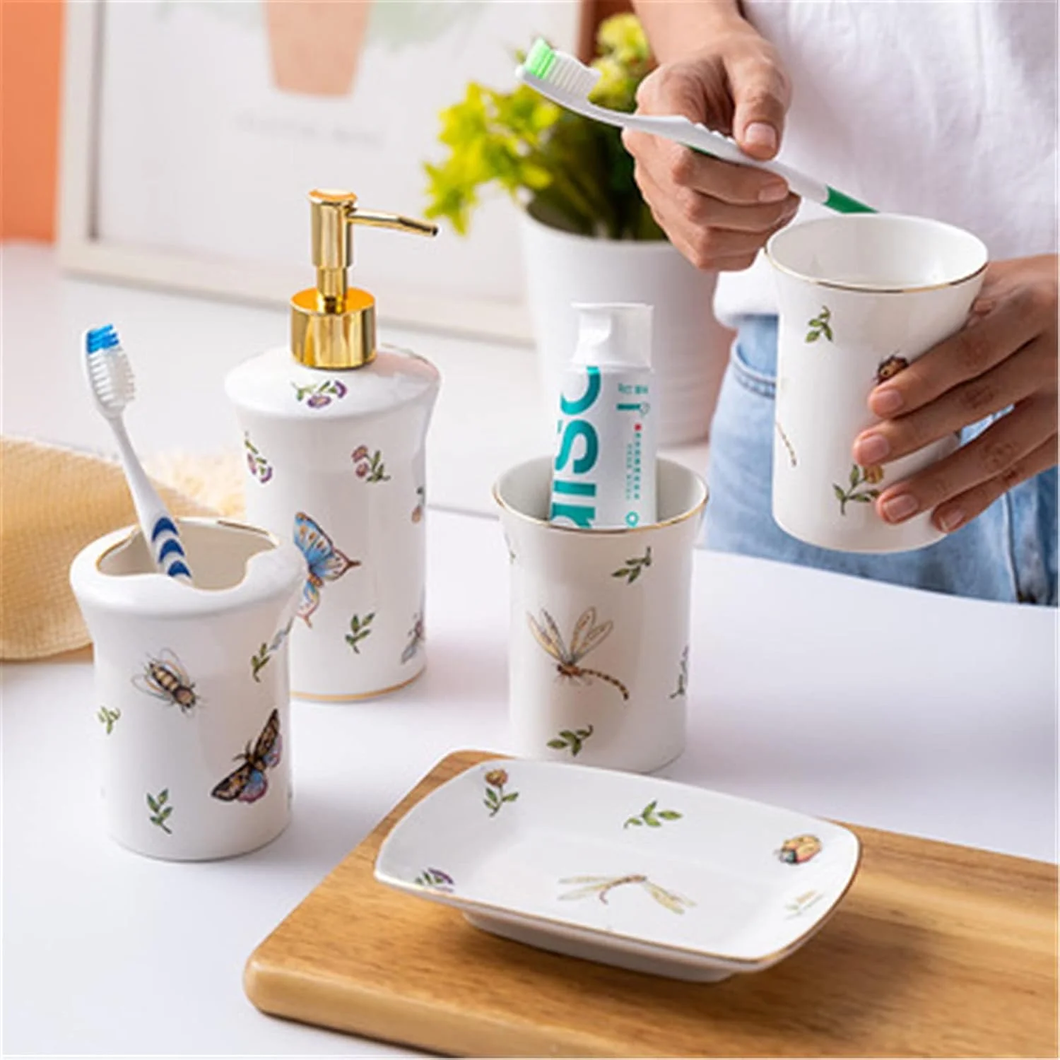 ست سرامیکی لوازم بهداشتی حمام، ست پنج تکه لوازم خانگی شامل جا مسواکی، لیوان دهانشویه و جا مایع دستشویی مناسب منزل و هتل (رنگ: سفید، سایز: تک سایز)