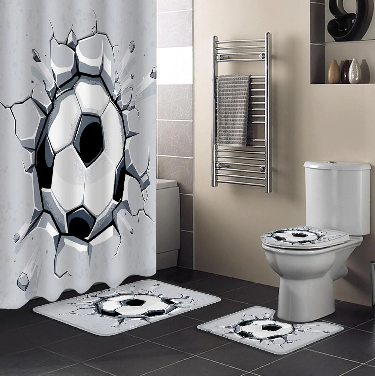 ست پرده حمام طرح دیوار فوتبال شکسته، شامل پرده ضد آب، فرش ضد لغزش، روکش درب توالت و پادری حمام