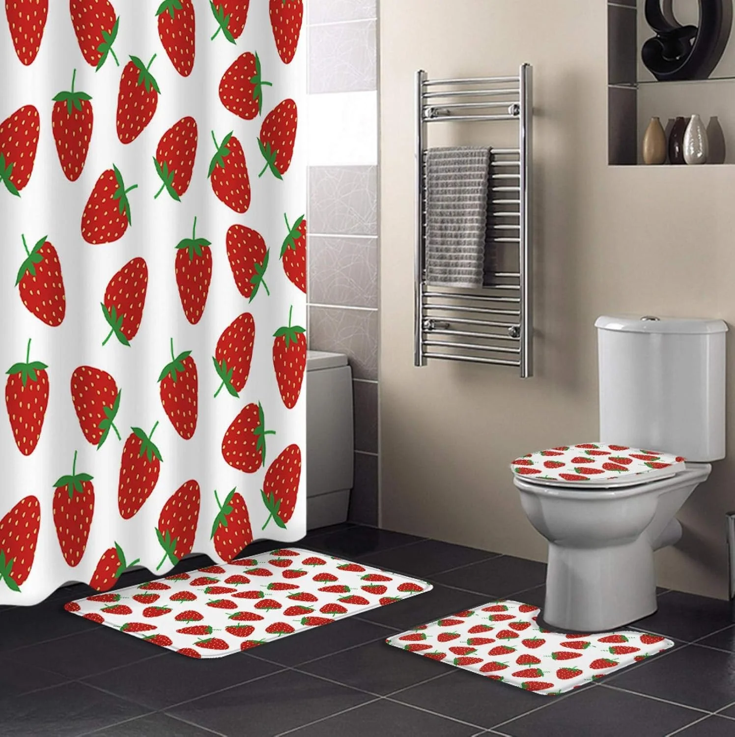ست لوازم حمام با طرح توت فرنگی سفید شامل پرده حمام ضد آب از جنس پارچه بادوام، فرش، روکش درب توالت و پادری