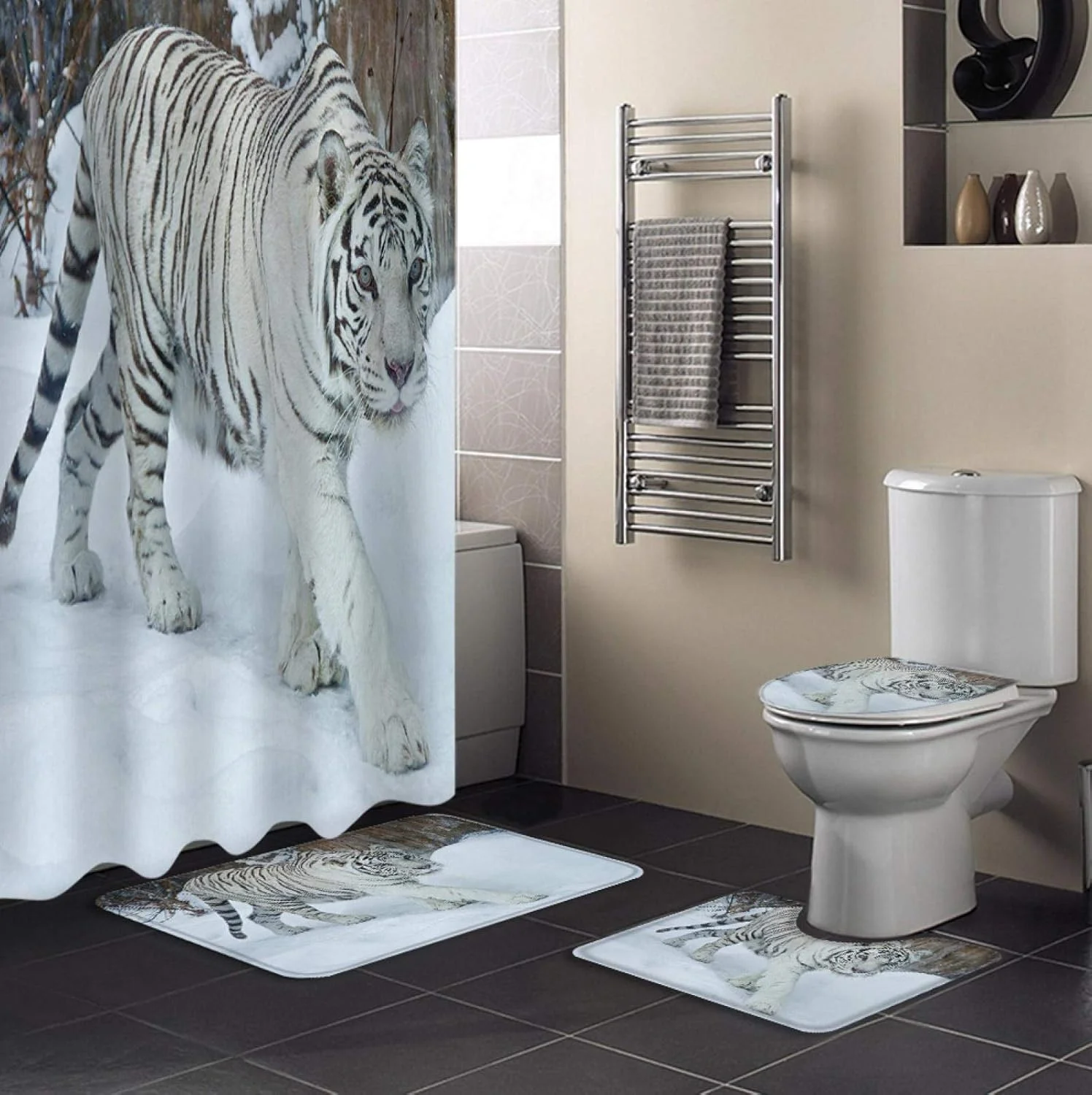 ست حمام ببر سفید در حال قدم زدن در برف شامل پرده حمام ضد آب با پارچه بادوام، فرش، روکش درب توالت و پادری