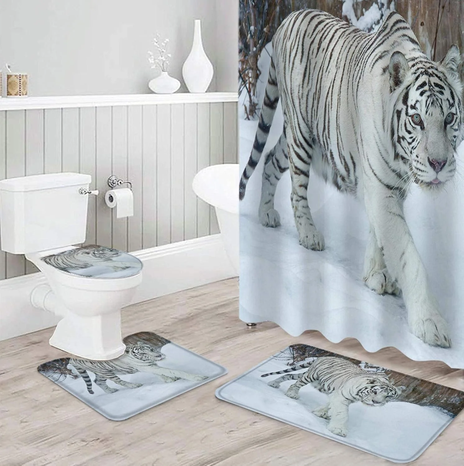 ست حمام ببر سفید در حال قدم زدن در برف شامل پرده حمام ضد آب با پارچه بادوام، فرش، روکش درب توالت و پادری