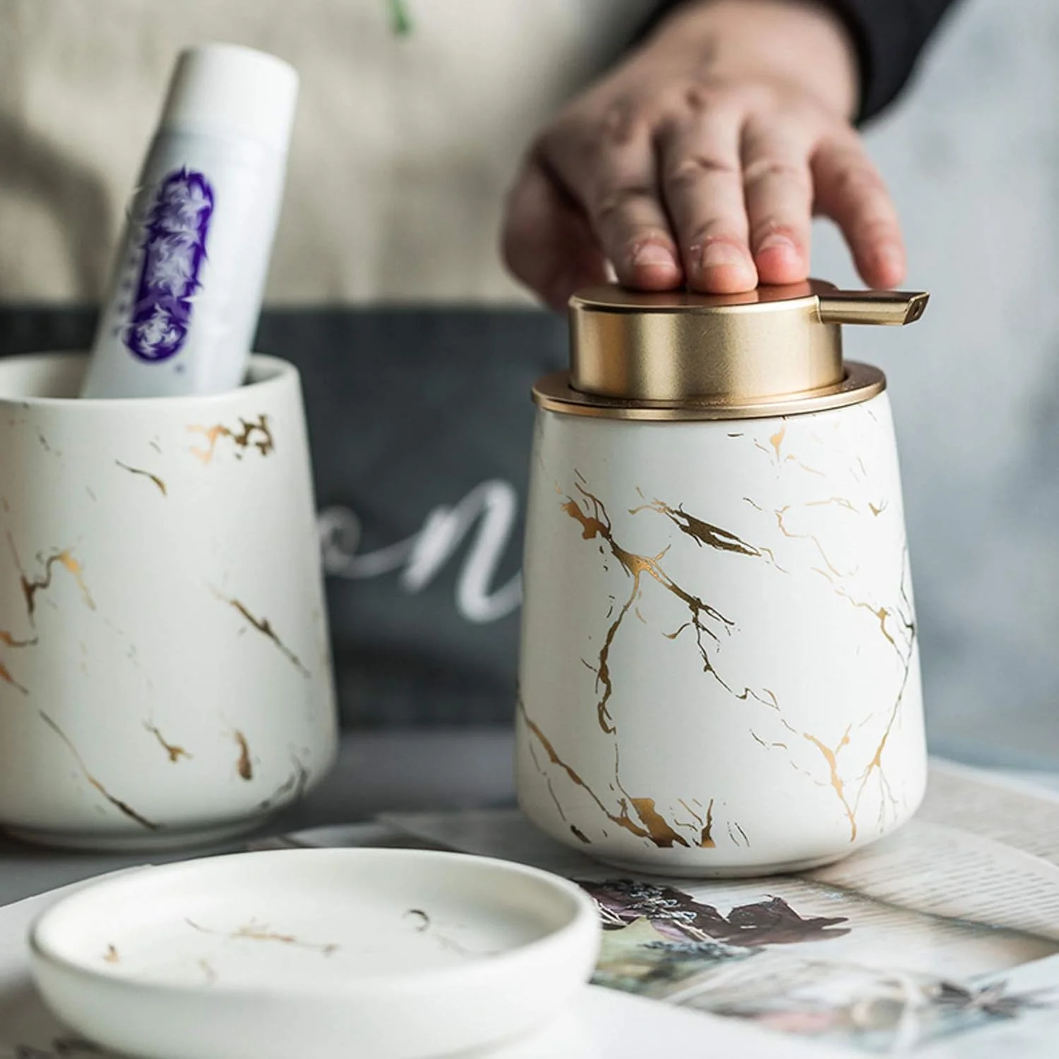 ست کامل لوازم جانبی حمام، طرح مرمر، ست سرامیکی 4 تکه حمام شامل جا مسواکی، جا مایع صابون، لیوان و جا صابونی