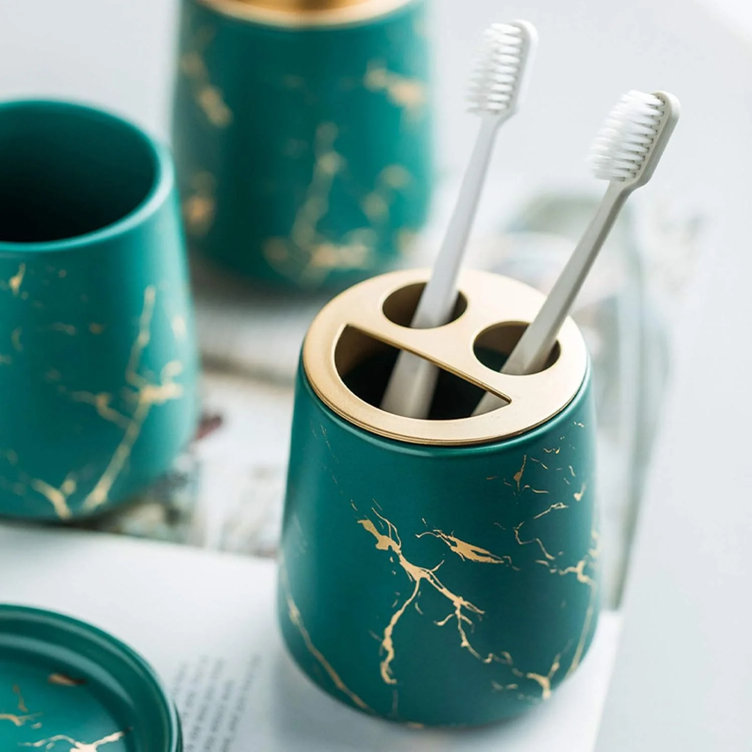 ست کامل لوازم جانبی حمام، طرح مرمر، ست سرامیکی 4 تکه حمام شامل جا مسواکی، جا مایع صابون، لیوان و جا صابونی