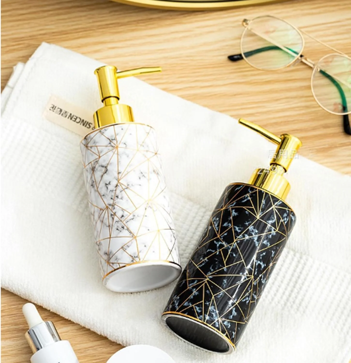 ست لوازم جانبی حمام، ست لوازم جانبی روی میز حمام، ست لوازم جانبی حمام سرامیکی، ست حمام، طراحی مدرن، دکور حمام، شامل جا مایع لوسیون، لیوان، جای صابون