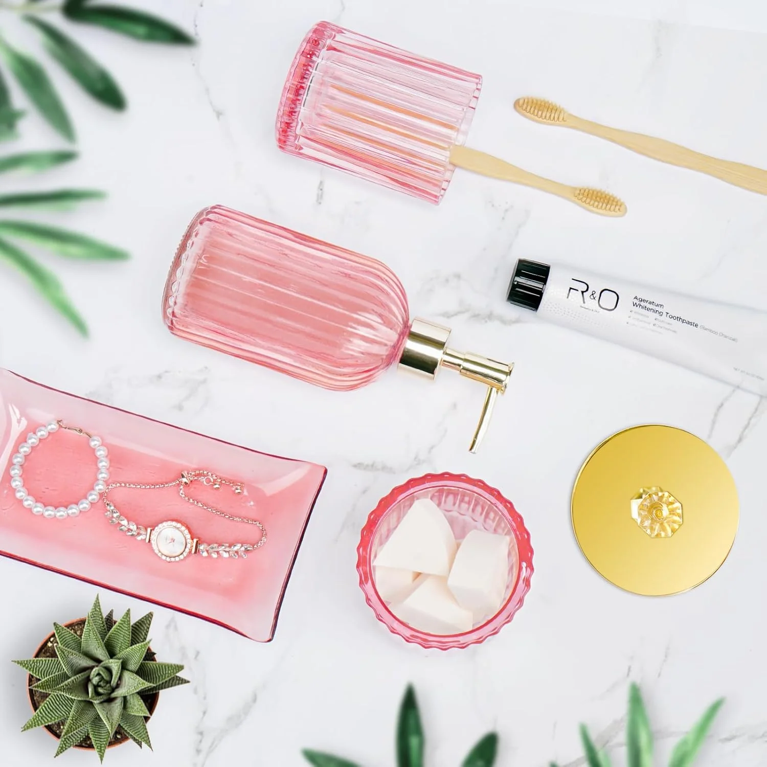 ست لوازم جانبی حمام شیشه ای صورتی 4 تکه شامل جا مایع صابون، جا مسواکی، جا پنبه ای و سینی، دکوراسیون حمام صورتی و طلایی