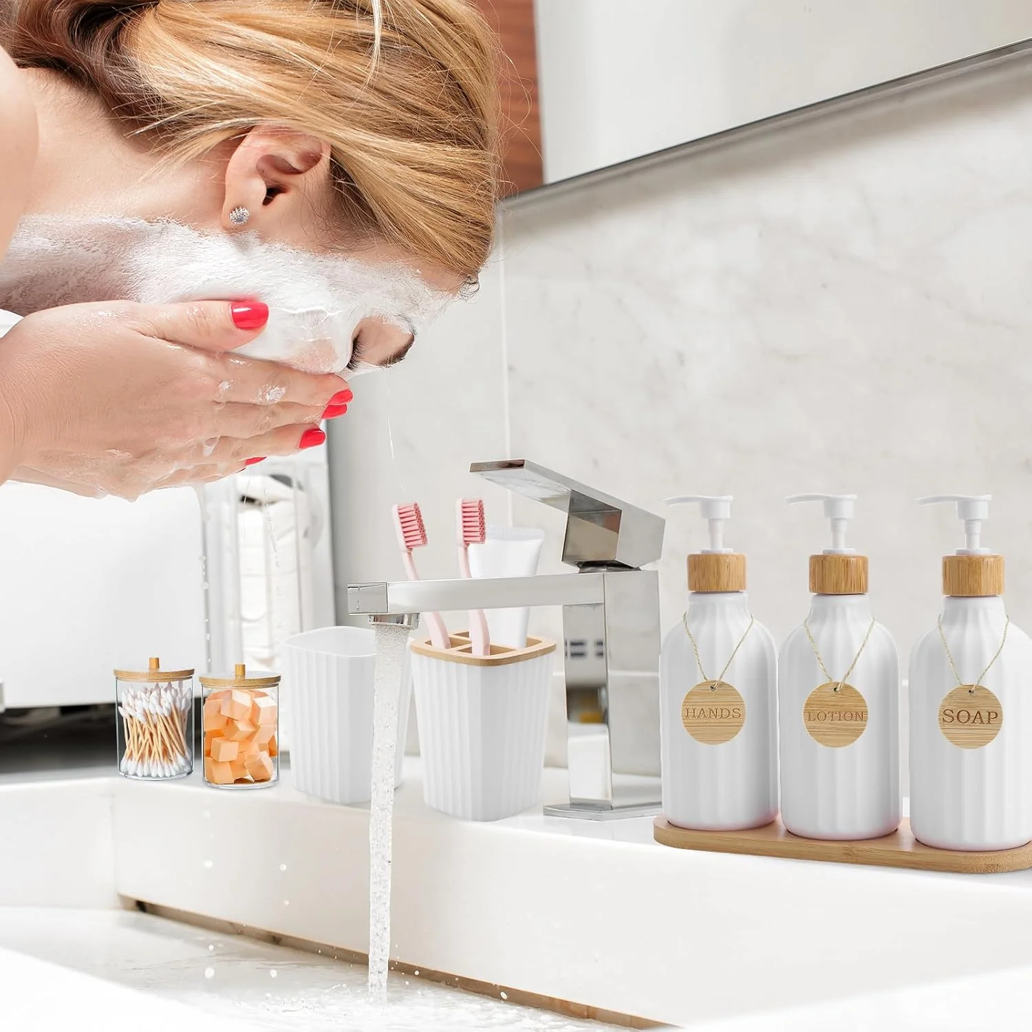 ست لوازم جانبی حمام سفید شامل سطل زباله، جا مایع لوسیون 3 تکه، جا مسواکی، جا صابونی، لیوان، 6 عدد تگ چوبی سفید به همراه سینی برای دکور حمام