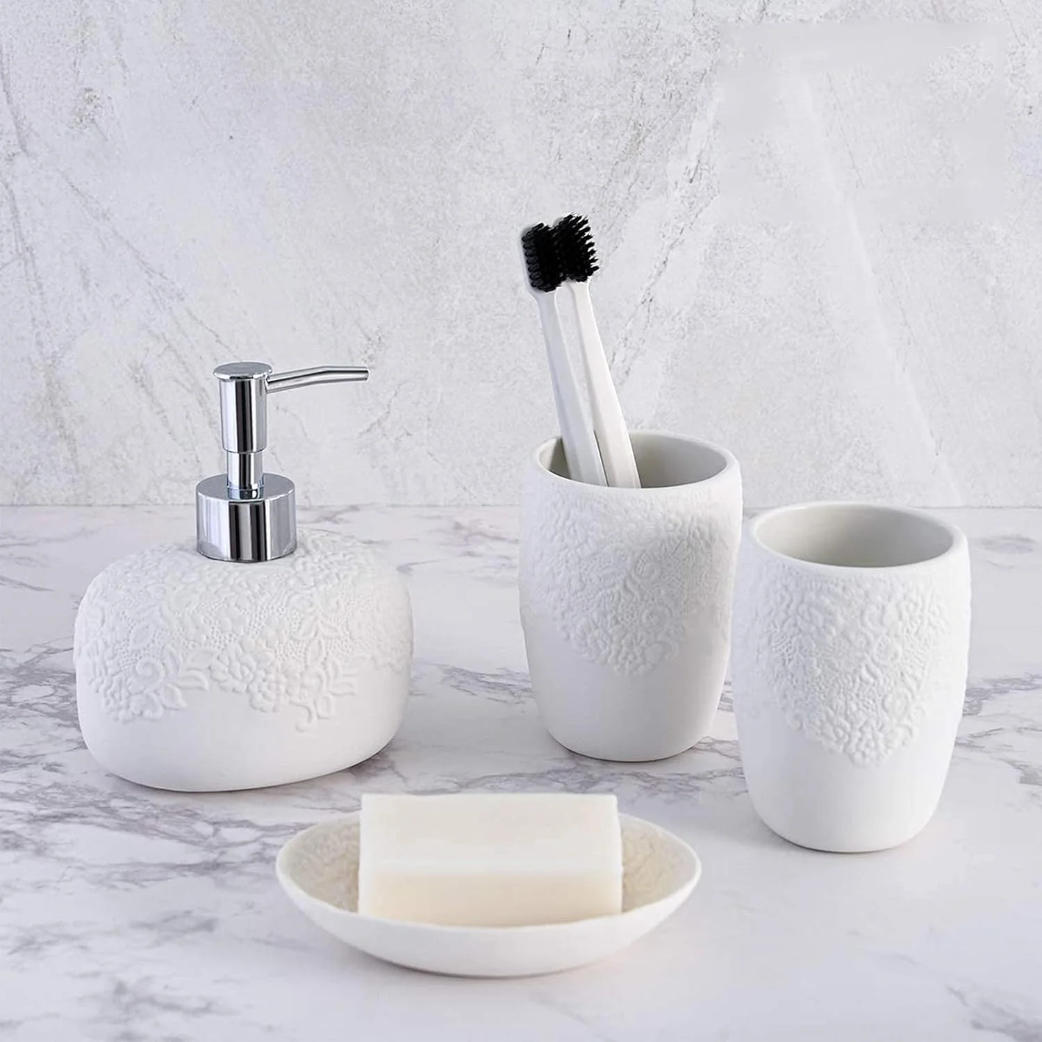 ست لوازم جانبی حمام سفید 4 تکه سرامیکی برجسته شامل جای مایع دستشویی و لوسیون، جا صابونی و 2 لیوان