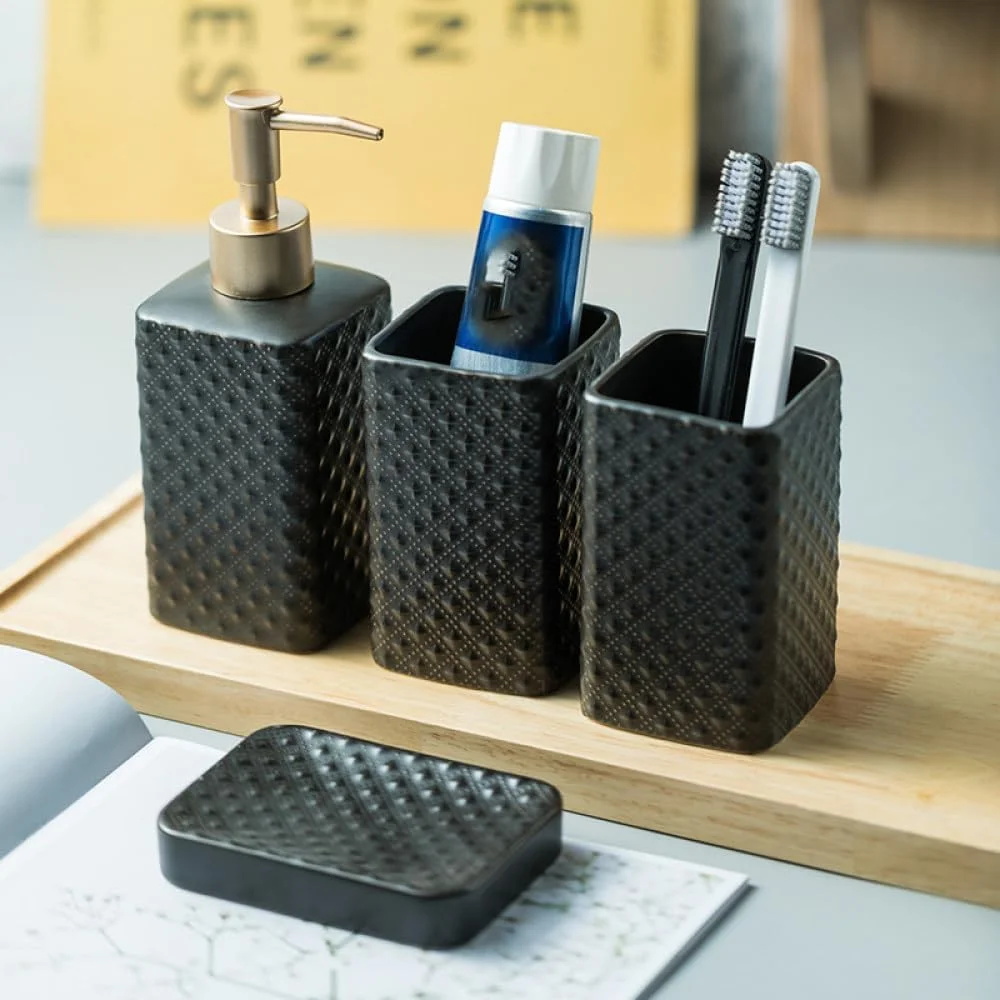 ست لوازم جانبی حمام سرامیکی مشکی مات 4 تکه طرح دار شامل جا مایع دستشویی، جا صابونی و لیوان، ایده آل برای استفاده در منزل و هتل، دکوری شیک و کاربردی (مشکی)