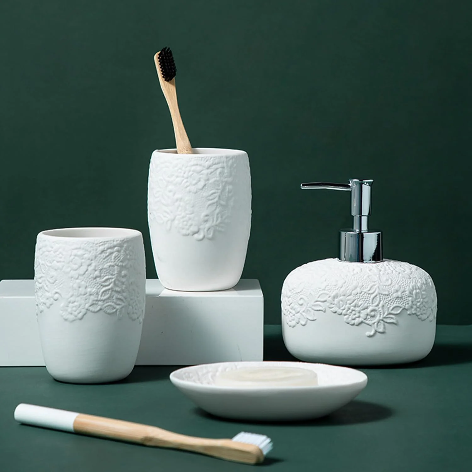 ست لوازم جانبی سرامیکی حمام، 4 تکه، طرح گل برجسته سفید، شامل جا مایع صابون، 2 لیوان، جا صابونی