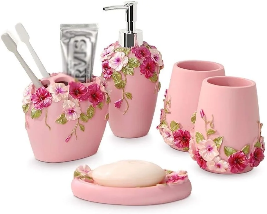 ست لوازم جانبی حمام رزینی طرح باغ پنج تکه شامل جای مایع دستشویی، جا مسواکی مناسب منزل و هتل