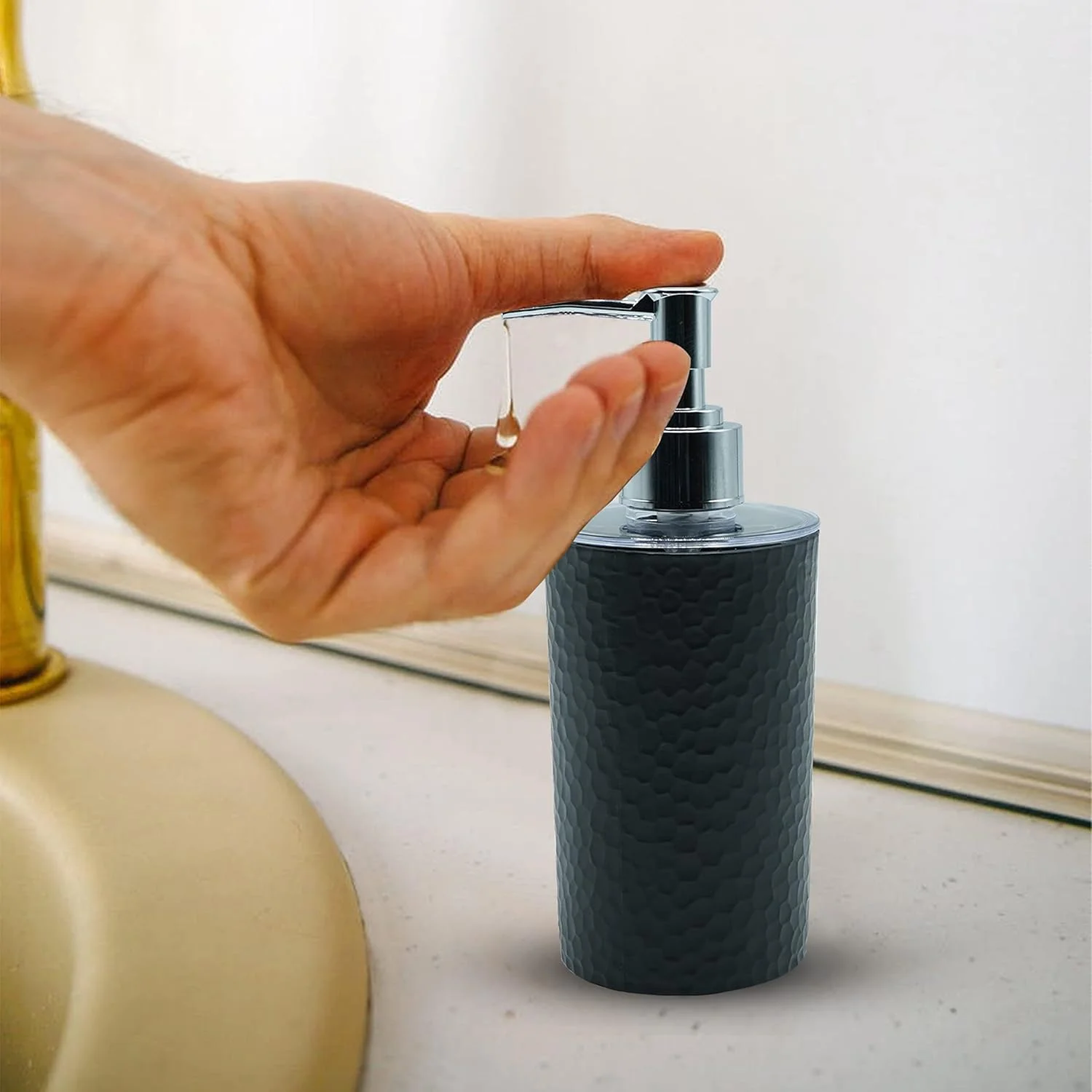 ست لوازم جانبی سرویس بهداشتی SHENRON برای کاربرد و دکوراسیون حمام | پمپ مایع دستشویی و جا مسواکی ترکیبی برای حمام، آشپزخانه، روشویی، سینک - مشکی ست لوازم جانبی سرویس بهداشتی SHENRON برای کاربرد و دکوراسیون حمام | پمپ مایع دستشویی و جا مسواکی ترکیبی برای حمام، آشپزخانه، روشویی، سینک - مشکی