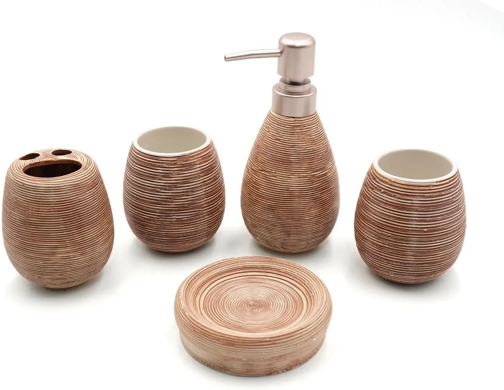 ست لوازم جانبی حمام سرامیکی 5 تکه قهوه ای با طراحی بافت دار طبیعی شامل جای مایع دستشویی، جا مسواکی، لیوان، جا چند منظوره و جا صابونی، سبک روستیک بوهو برای حمام مدرن
