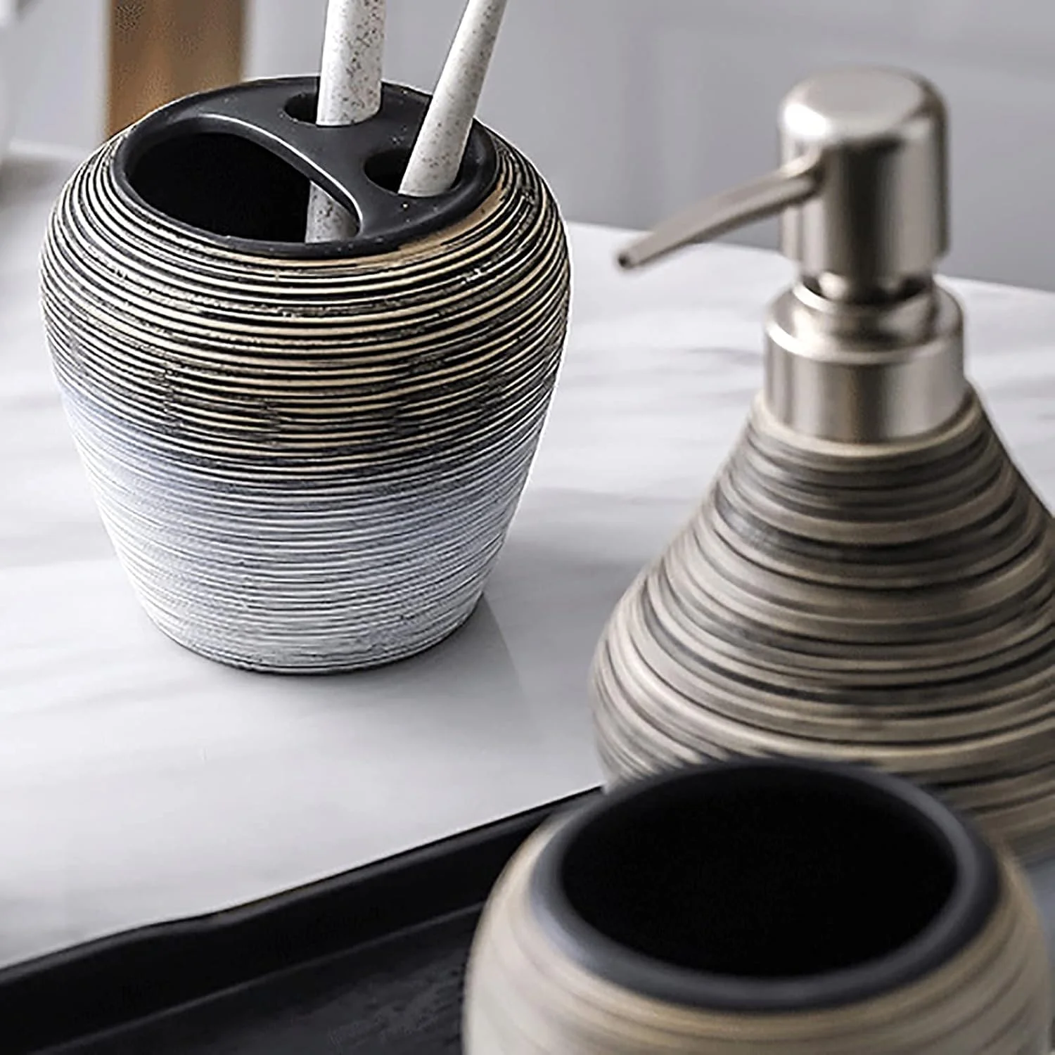 ست لوازم حمام، 6 تکه، سرامیکی، شامل 1 عدد جای مایع دستشویی، 2 عدد لیوان مسواک، 1 عدد جای صابون، 1 عدد جا مسواکی و 1 عدد سینی