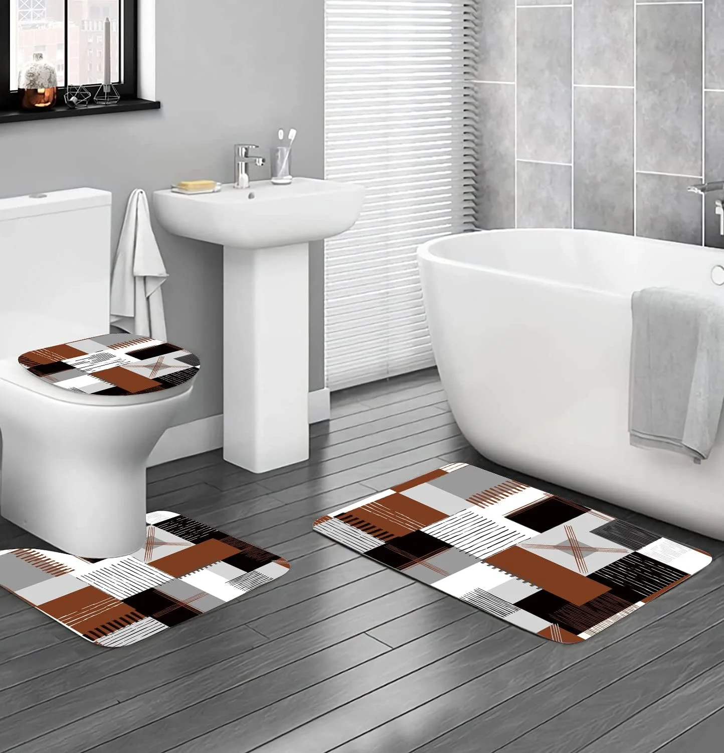 ست پرده حمام قهوه ای با فرش و پادری، لوازم دکوری مدرن حمام منزل، پرده حمام ضد آب خاکستری و سفید با فرش های ضد لغزش، روکش درب توالت و پادری حمام