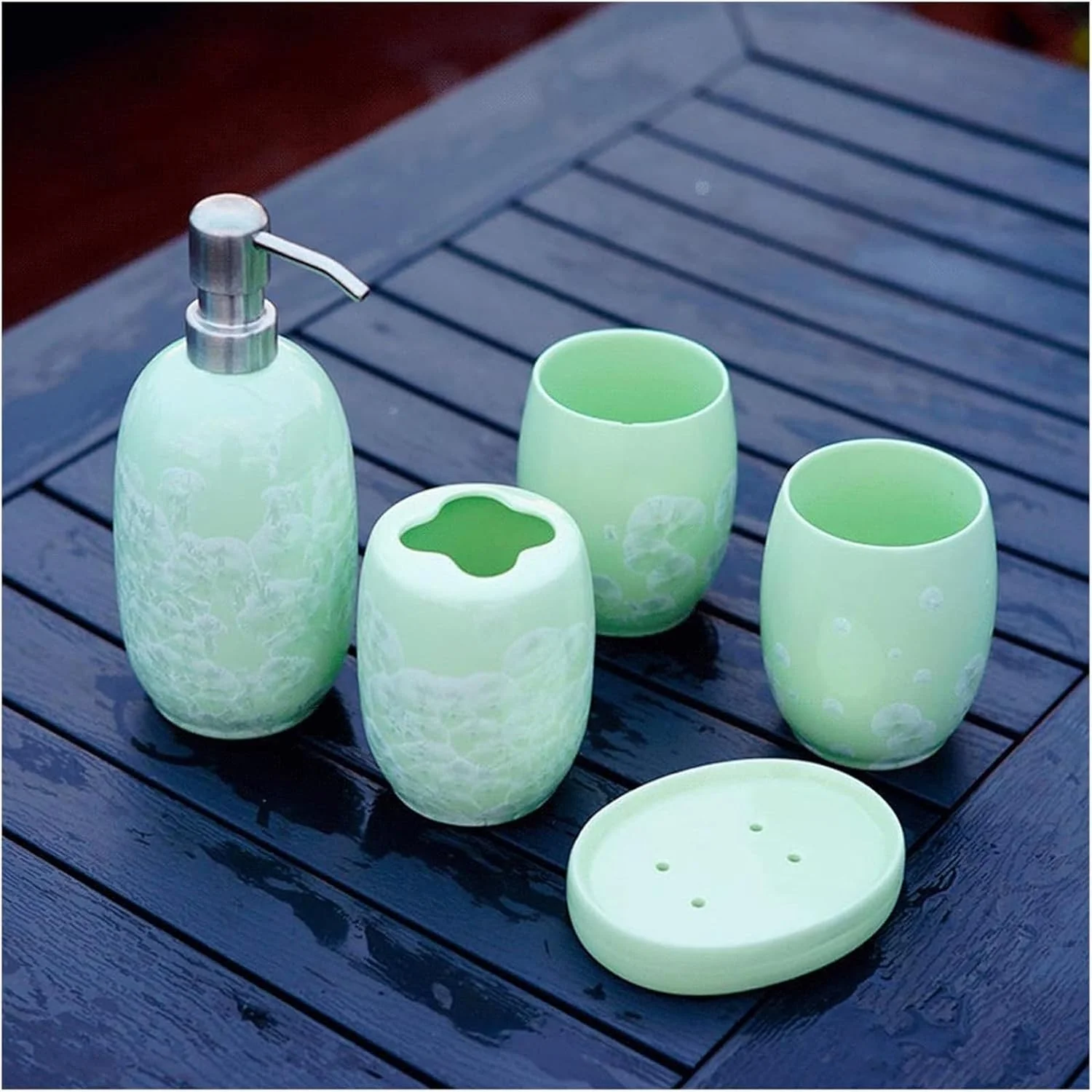 ست لوازم حمام سرامیکی 5 تکه با طرح گل یخ شامل جای مایع دستشویی و لوسیون، جا مسواکی و سایر لوازم جانبی حمام ست لوازم حمام سرامیکی 5 تکه با طرح گل یخ شامل جای مایع دستشویی و لوسیون، جا مسواکی و سایر لوازم جانبی حمام