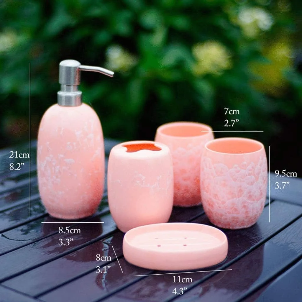 ست لوازم حمام سرامیکی 5 تکه با طرح گل یخ شامل جای مایع دستشویی و لوسیون، جا مسواکی و سایر لوازم جانبی حمام ست لوازم حمام سرامیکی 5 تکه با طرح گل یخ شامل جای مایع دستشویی و لوسیون، جا مسواکی و سایر لوازم جانبی حمام