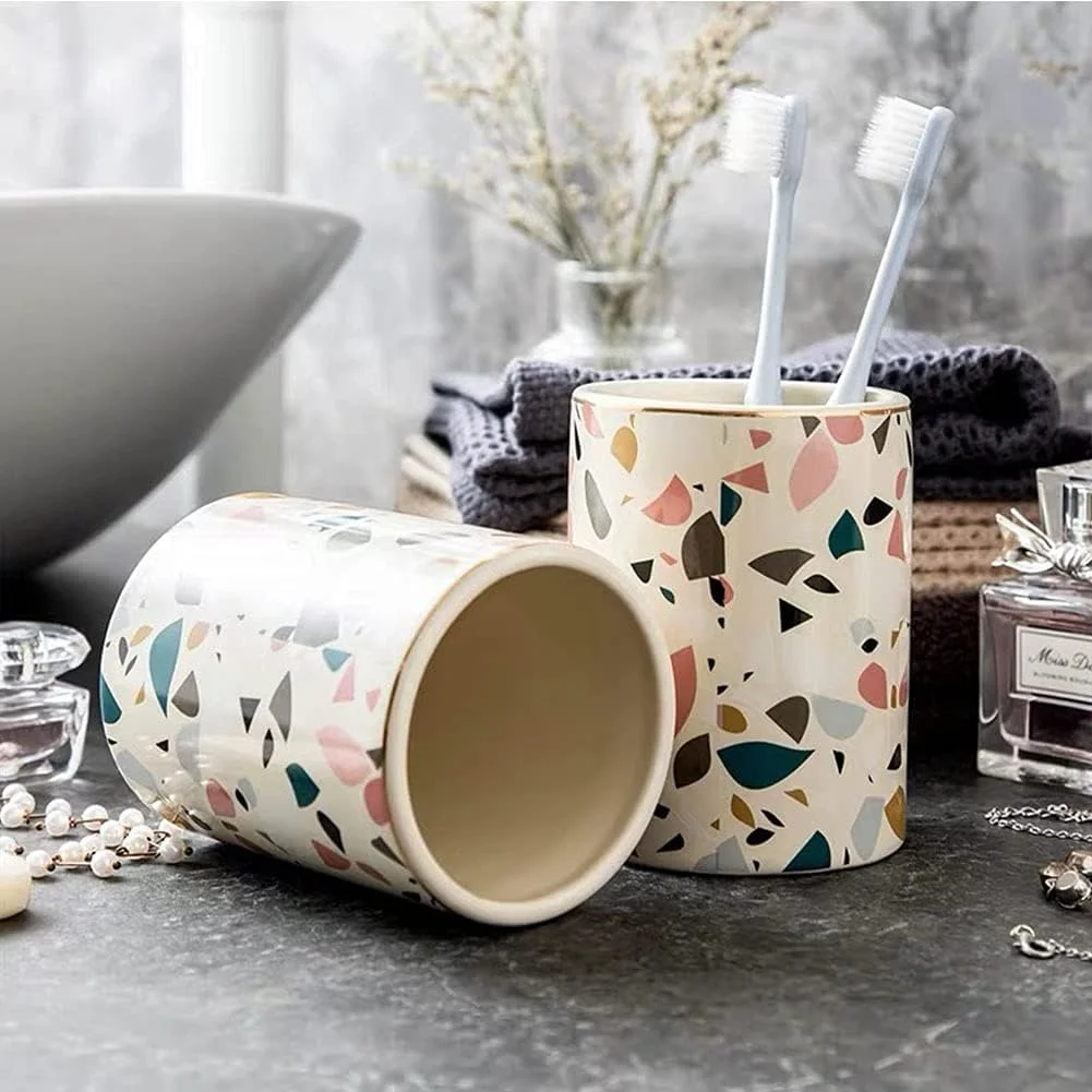 ست لوازم حمام شامل جا مایع صابون، جا صابونی، لیوان، ست ۴ تکه سرامیکی با طرح سنگ فرش برای نگهداری روی پیشخوان