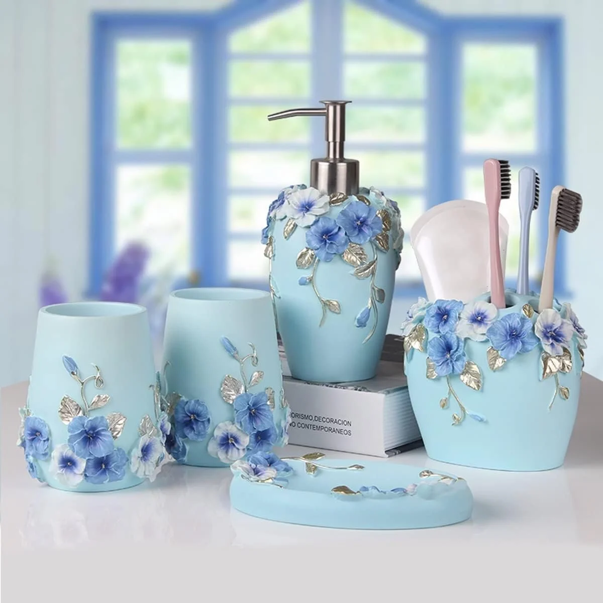 ست پنج تکه لوازم حمام، شامل جا مسواکی، لیوان شستشو و غیره