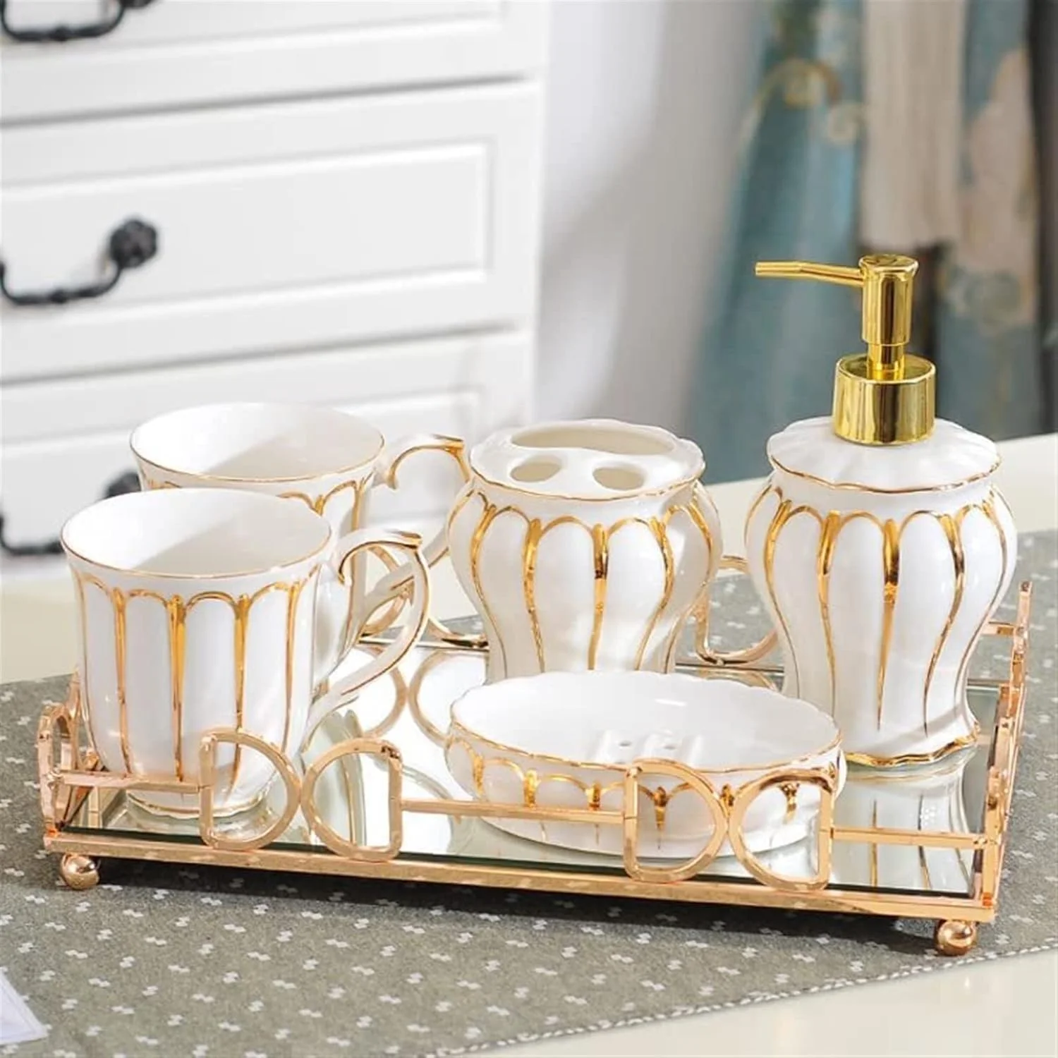 ست لوازم ضروری حمام سرامیکی سفید با رنگ طلایی، شامل جا مسواکی، لیوان دهانشویه، لیوان، جا مایع صابون، جا صابونی، سینی (سایز: 6 تکه)