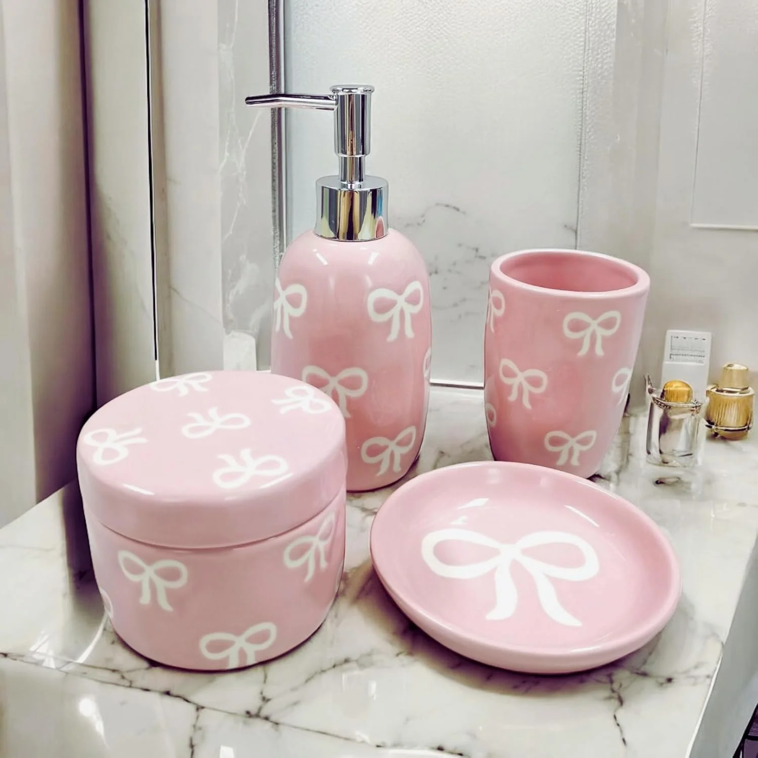 ست لوازم حمام پاپیونی، ست 4 تکه لوازم جانبی سرامیکی حمام - جا مایع صابون، لیوان مسواک، سینی صابون، جا پنبه - دکور حمام صورتی هدیه برای او (صورتی)