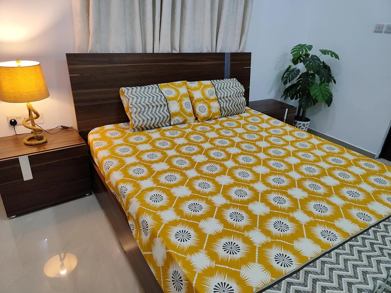 ست ملحفه سه تکه سایز کینگ HOMELYX شامل 1 ملحفه تخت 240x246 سانتی متر و 2 روبالشی 50x75 سانتی متر، ملحفه دو نفره پنبه ای با طرح ها و رنگ های زیبا (خردلی طلایی)